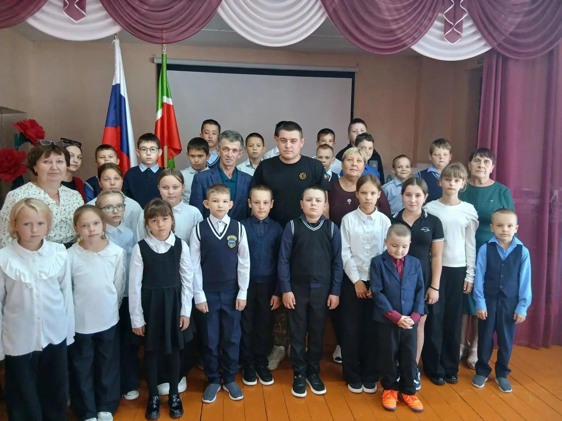 Участник СВО встретился с учениками