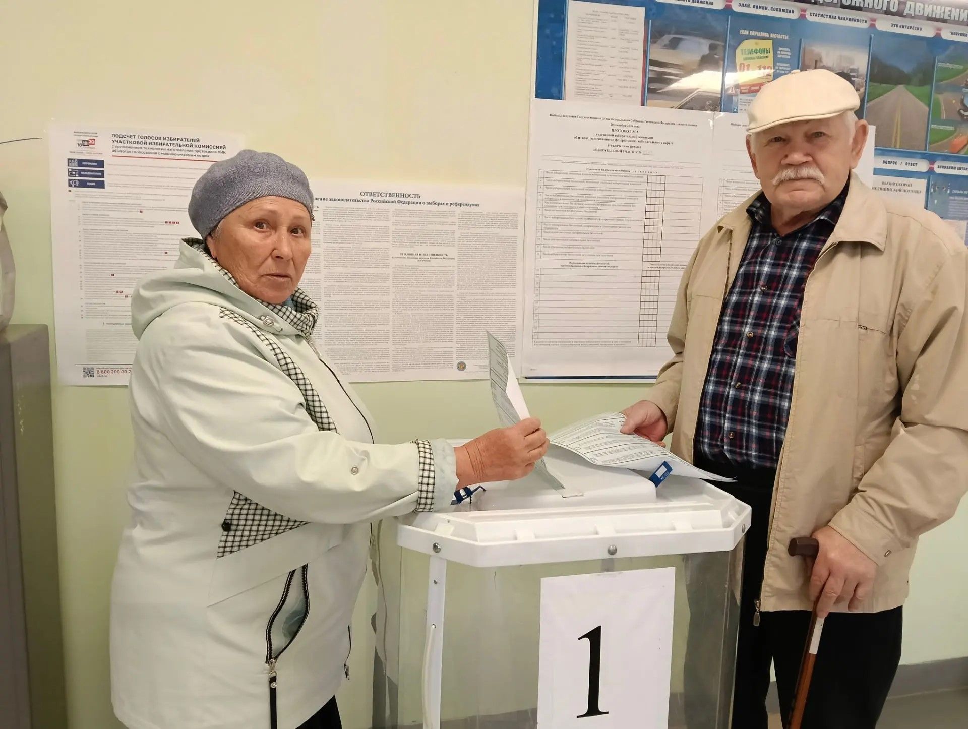 Супруги Ходовы пришли на избирательный участок