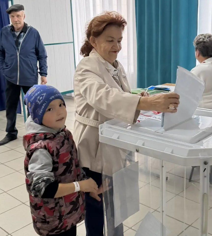 Семья Хайруллиных проголосовала на выборах в Болгаре