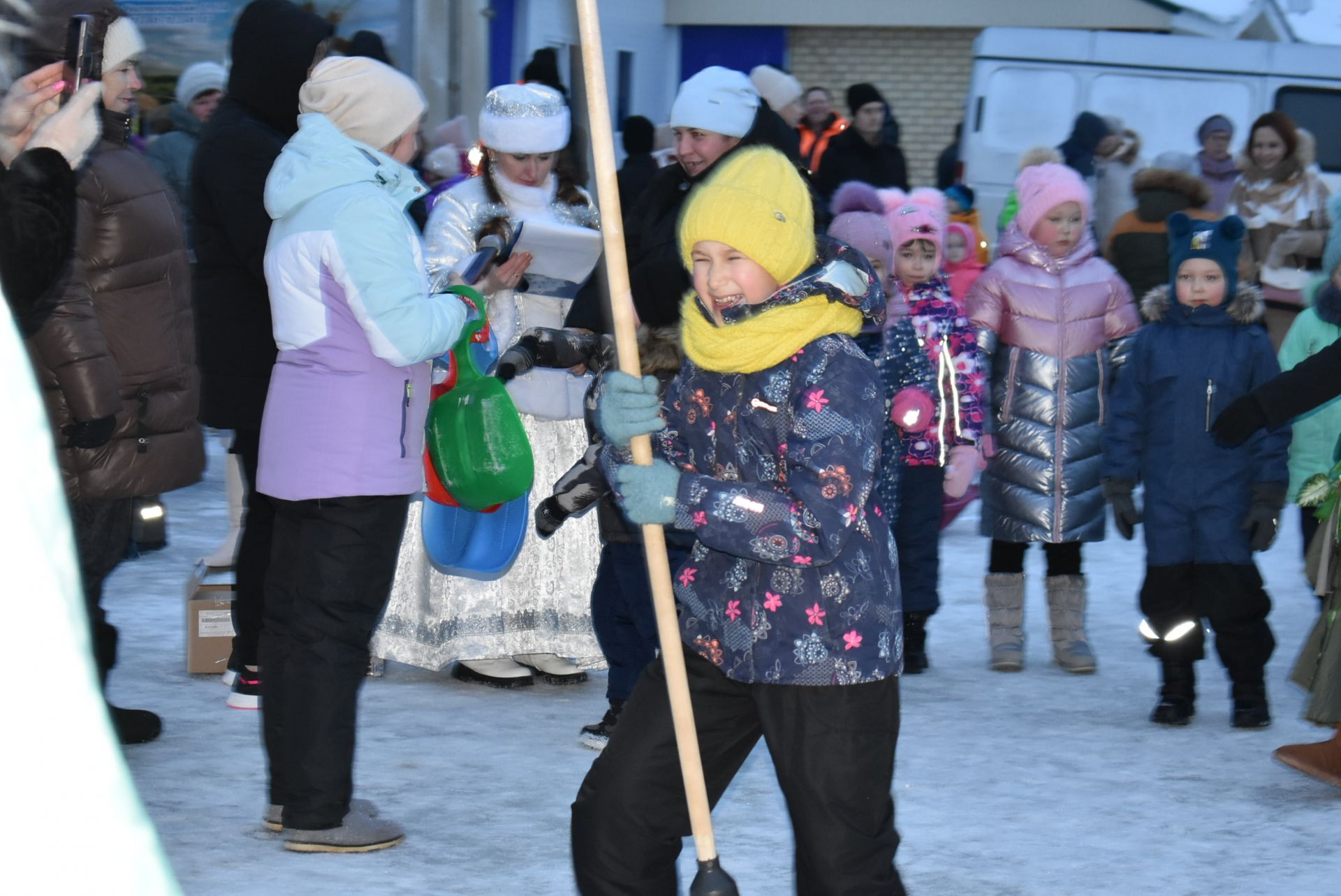 На площадке "Алексеевскдорстроя" Спасского района было не по-зимнему жарко