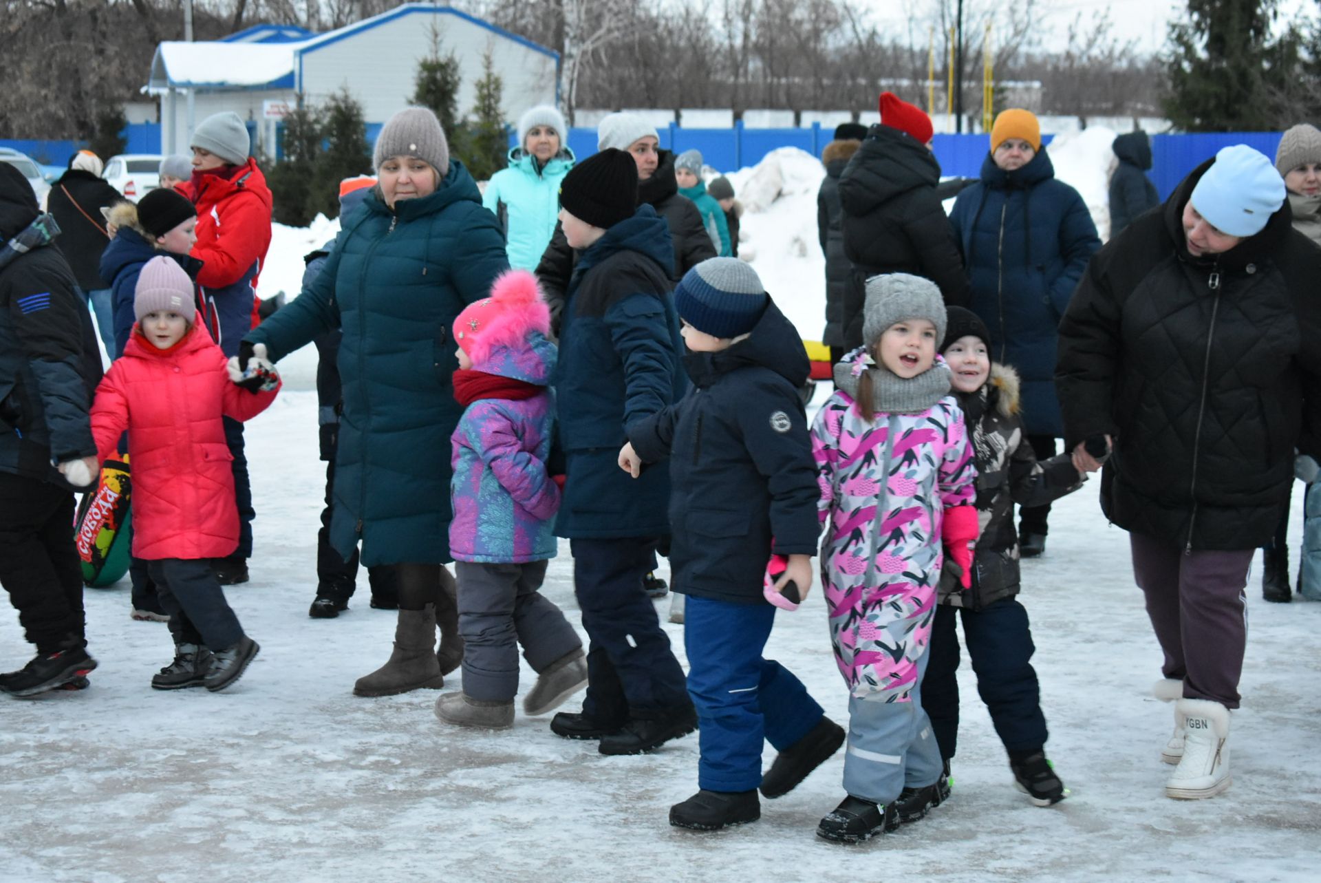 На площадке "Алексеевскдорстроя" Спасского района было не по-зимнему жарко