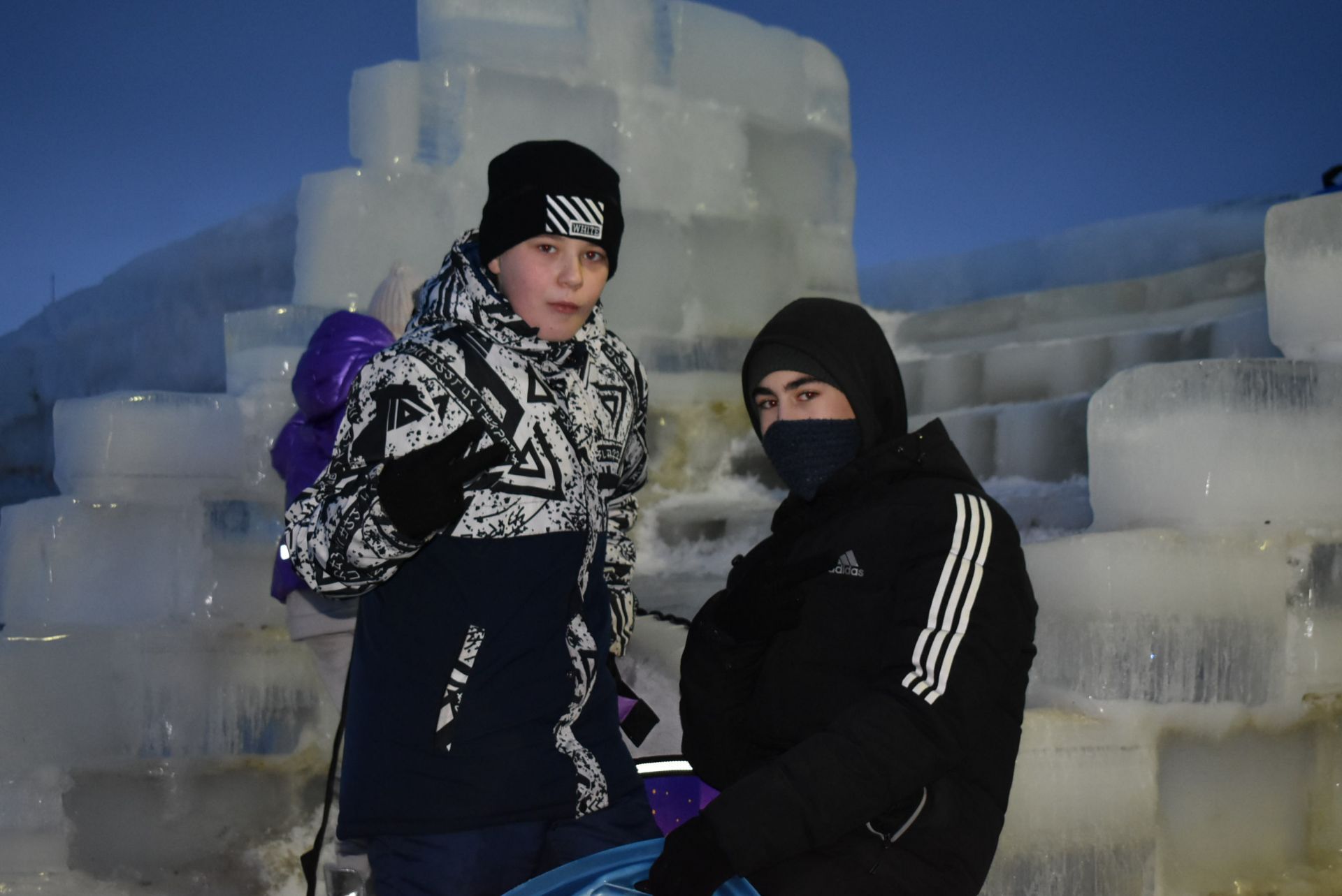 На площадке "Алексеевскдорстроя" Спасского района было не по-зимнему жарко