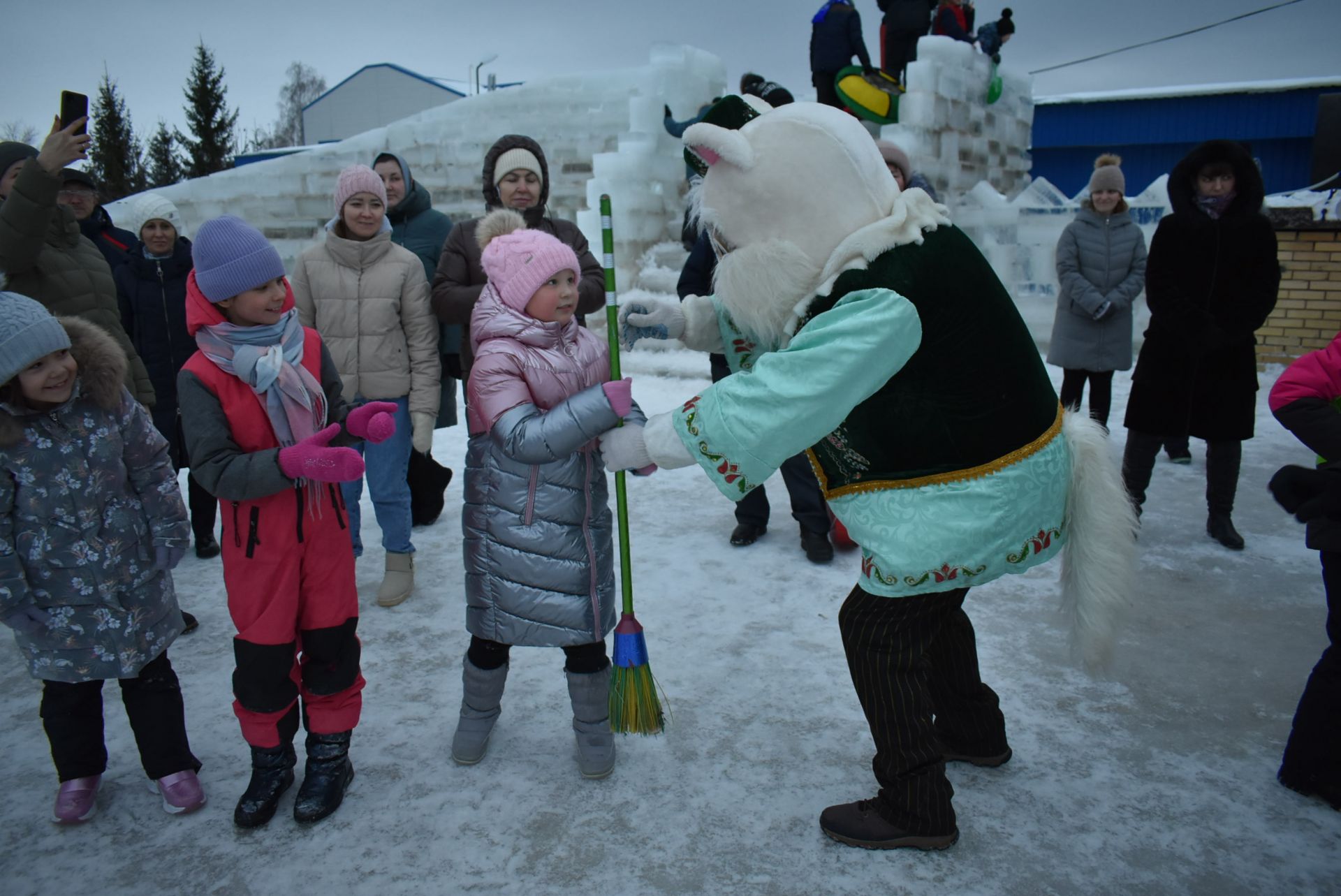 На площадке "Алексеевскдорстроя" Спасского района было не по-зимнему жарко