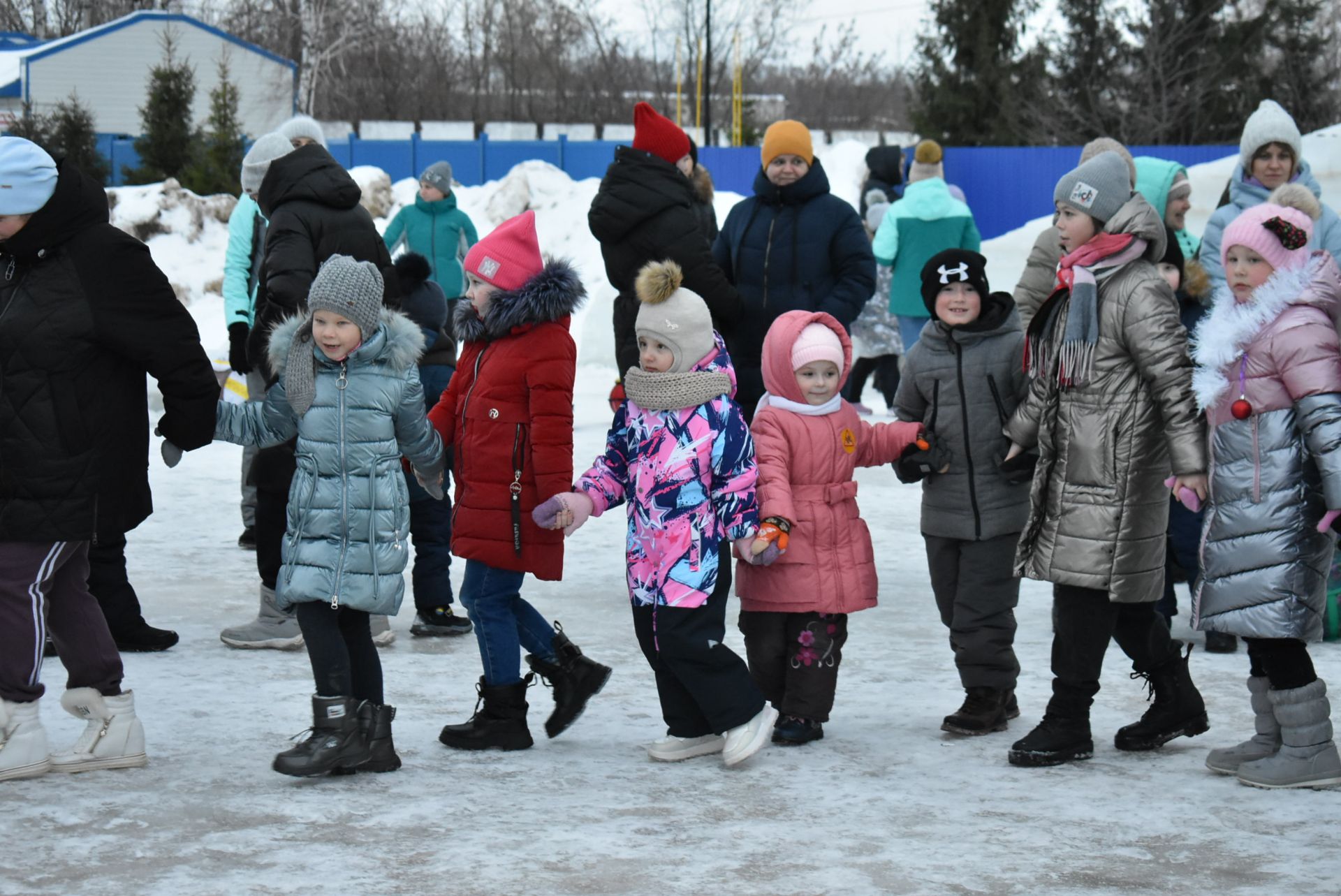 На площадке "Алексеевскдорстроя" Спасского района было не по-зимнему жарко