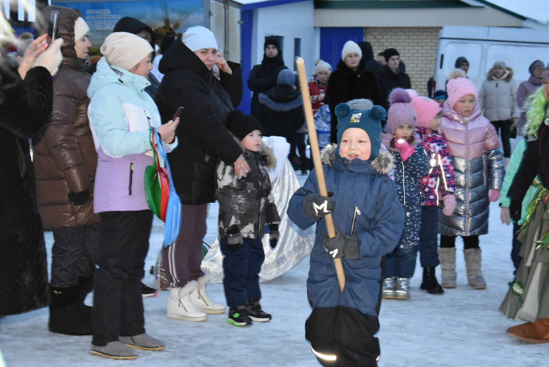 На площадке "Алексеевскдорстроя" Спасского района было не по-зимнему жарко