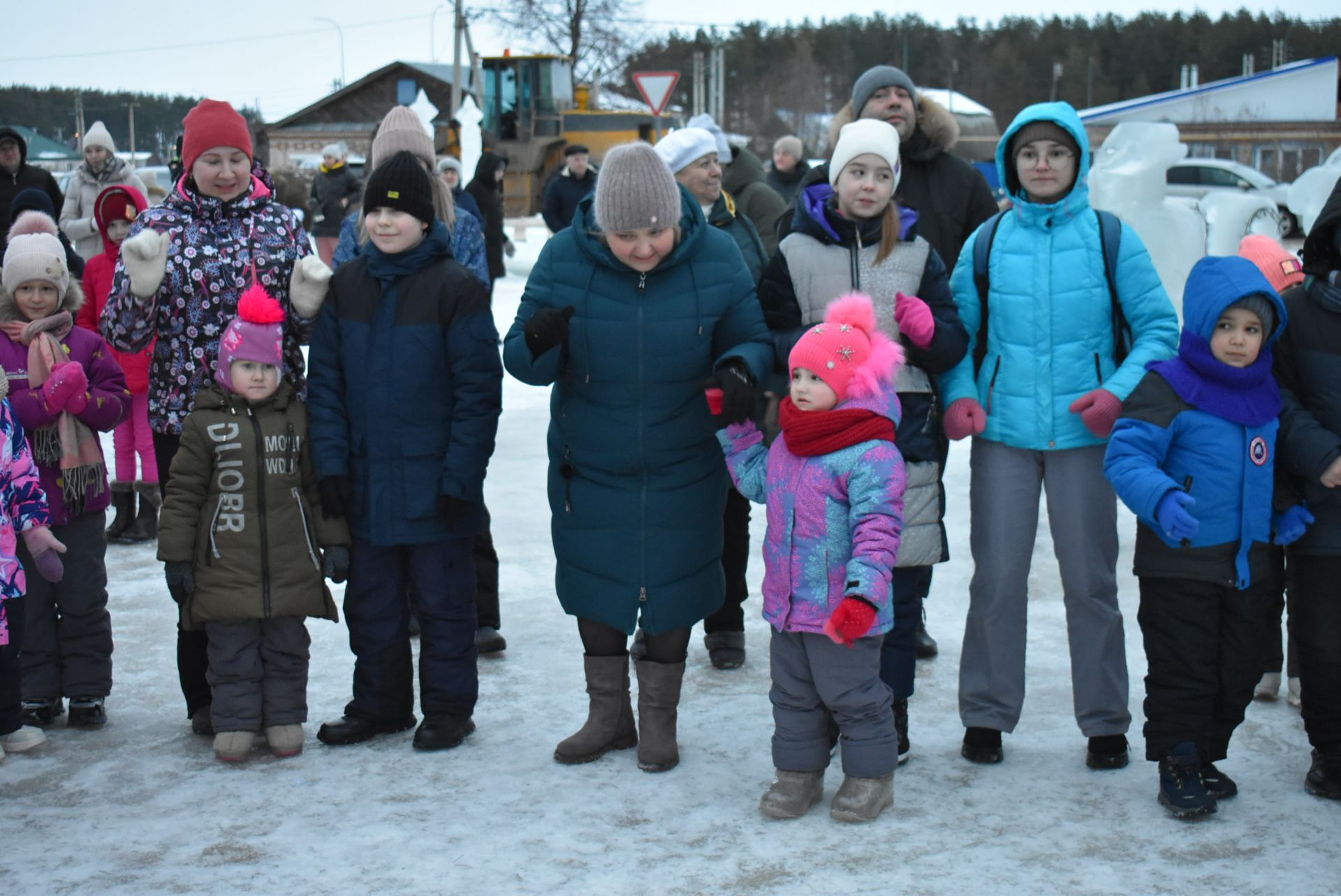 На площадке "Алексеевскдорстроя" Спасского района было не по-зимнему жарко