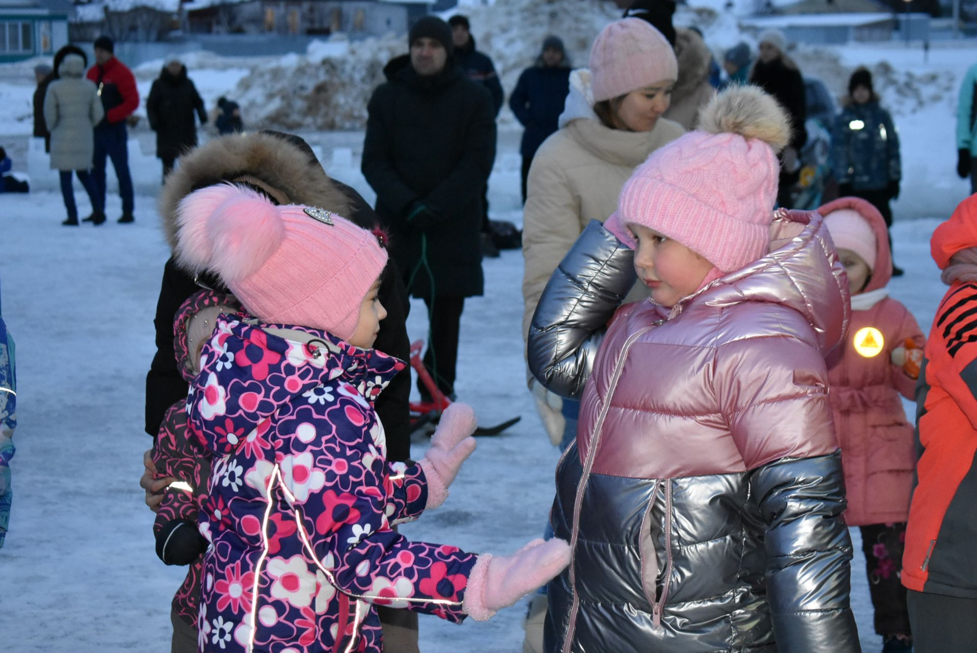 На площадке "Алексеевскдорстроя" Спасского района было не по-зимнему жарко