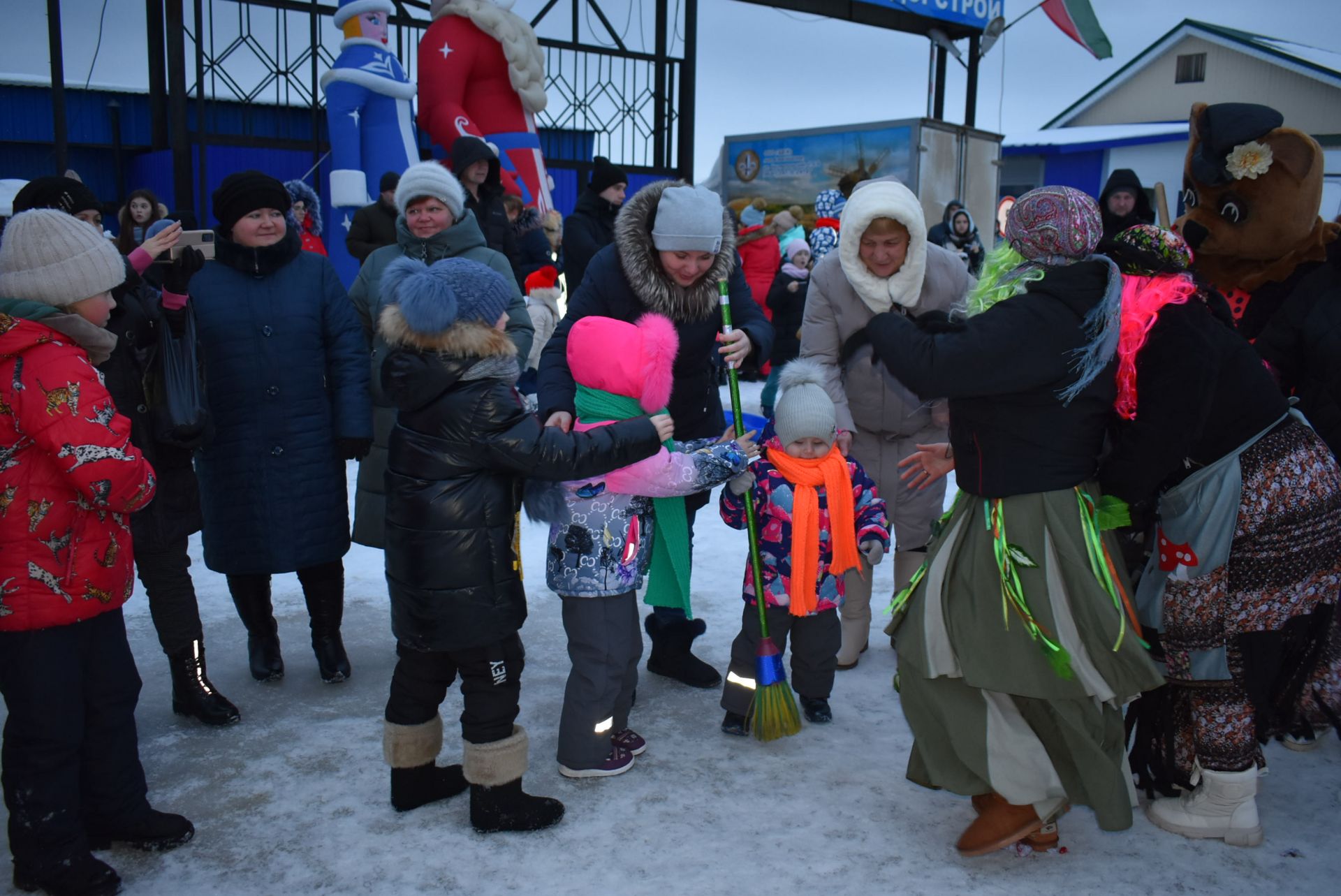 На площадке "Алексеевскдорстроя" Спасского района было не по-зимнему жарко