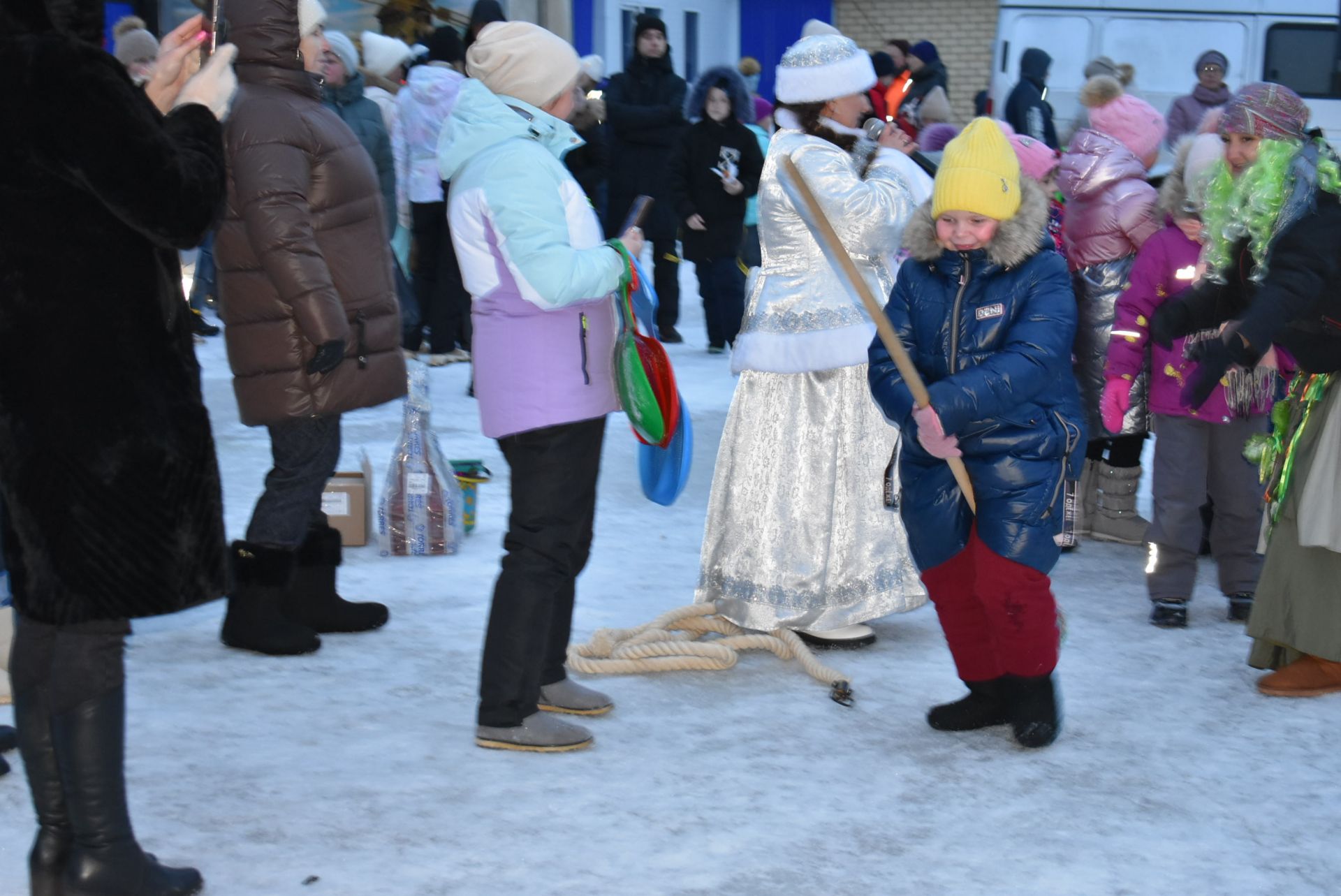 На площадке "Алексеевскдорстроя" Спасского района было не по-зимнему жарко