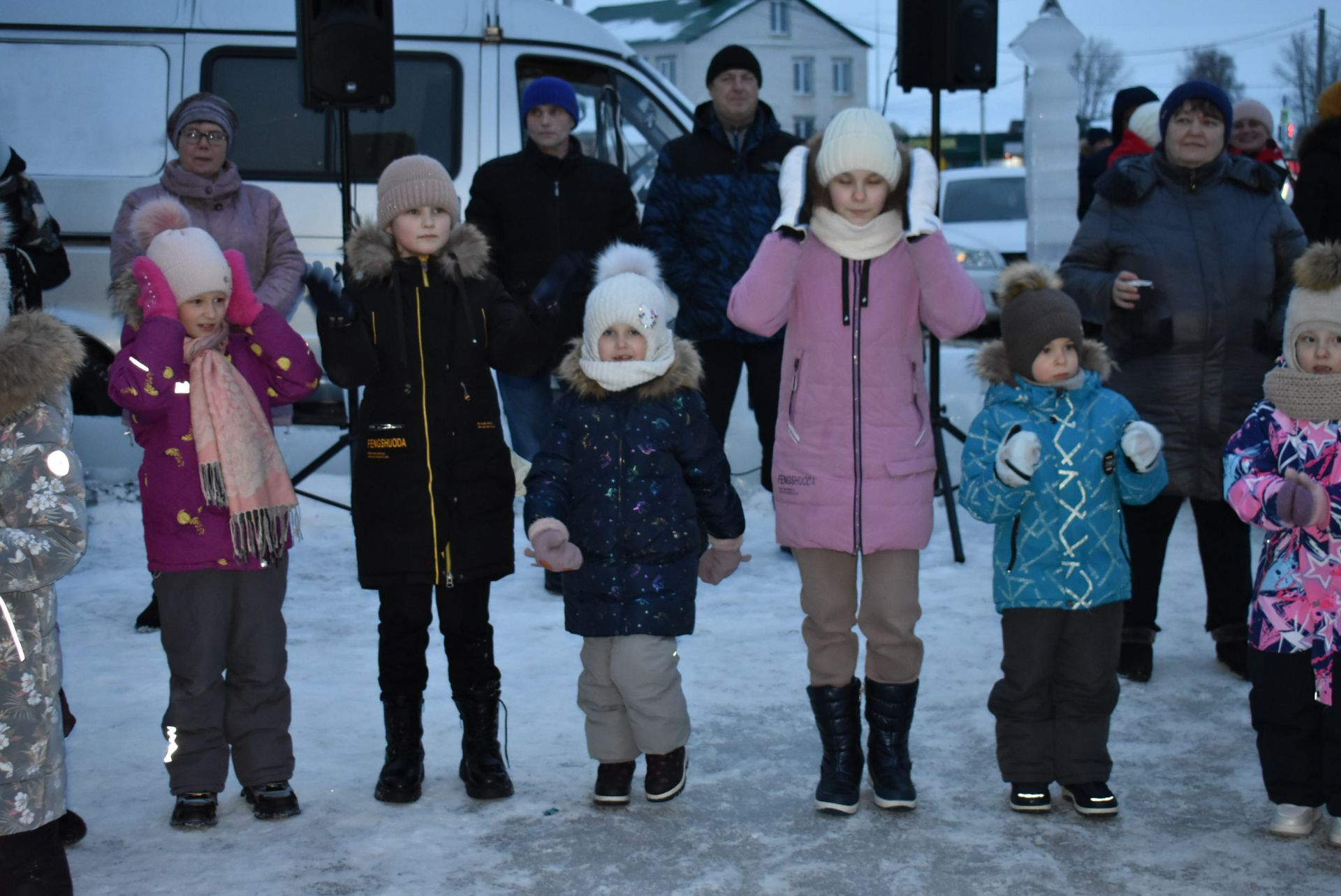 На площадке "Алексеевскдорстроя" Спасского района было не по-зимнему жарко