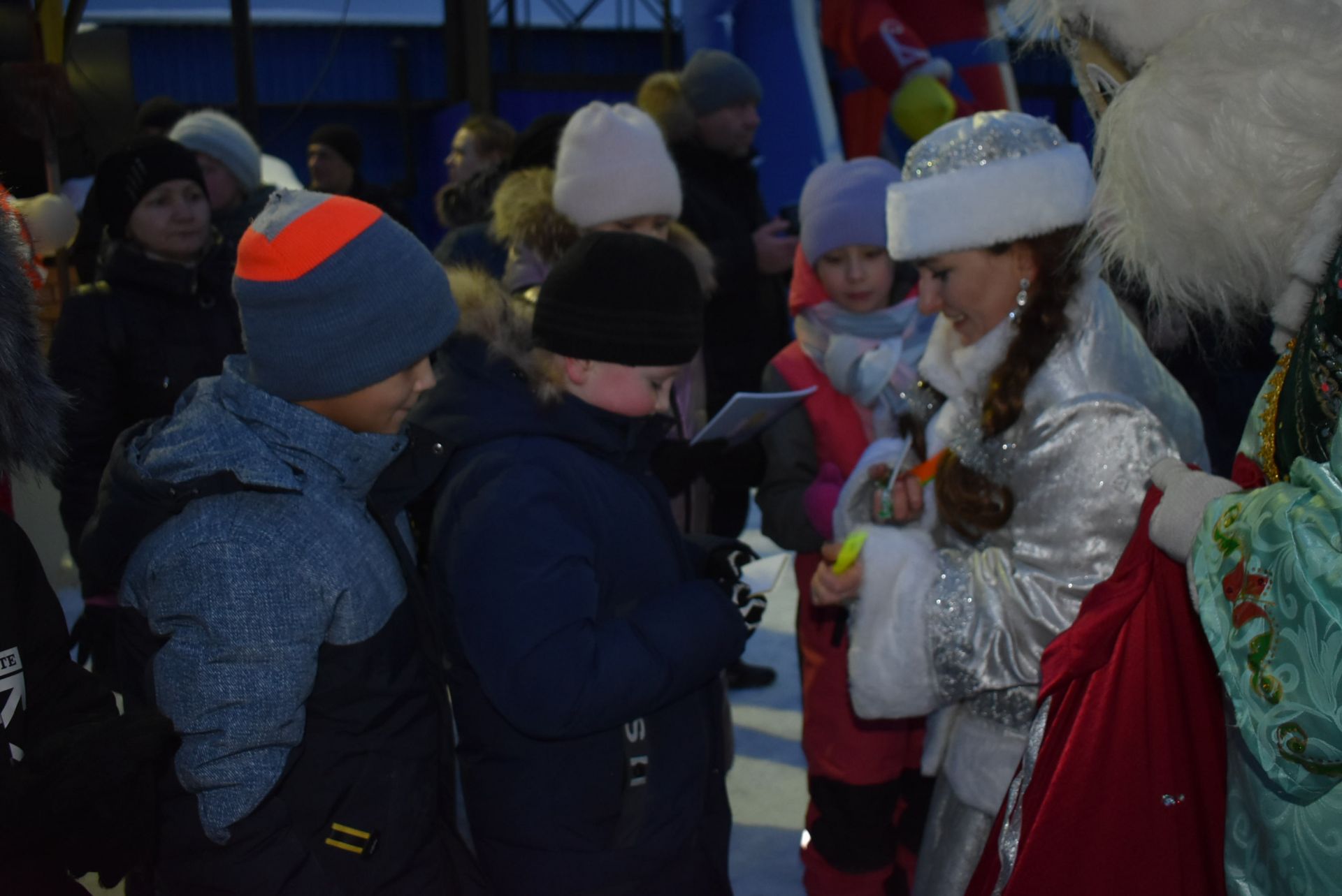 На площадке "Алексеевскдорстроя" Спасского района было не по-зимнему жарко