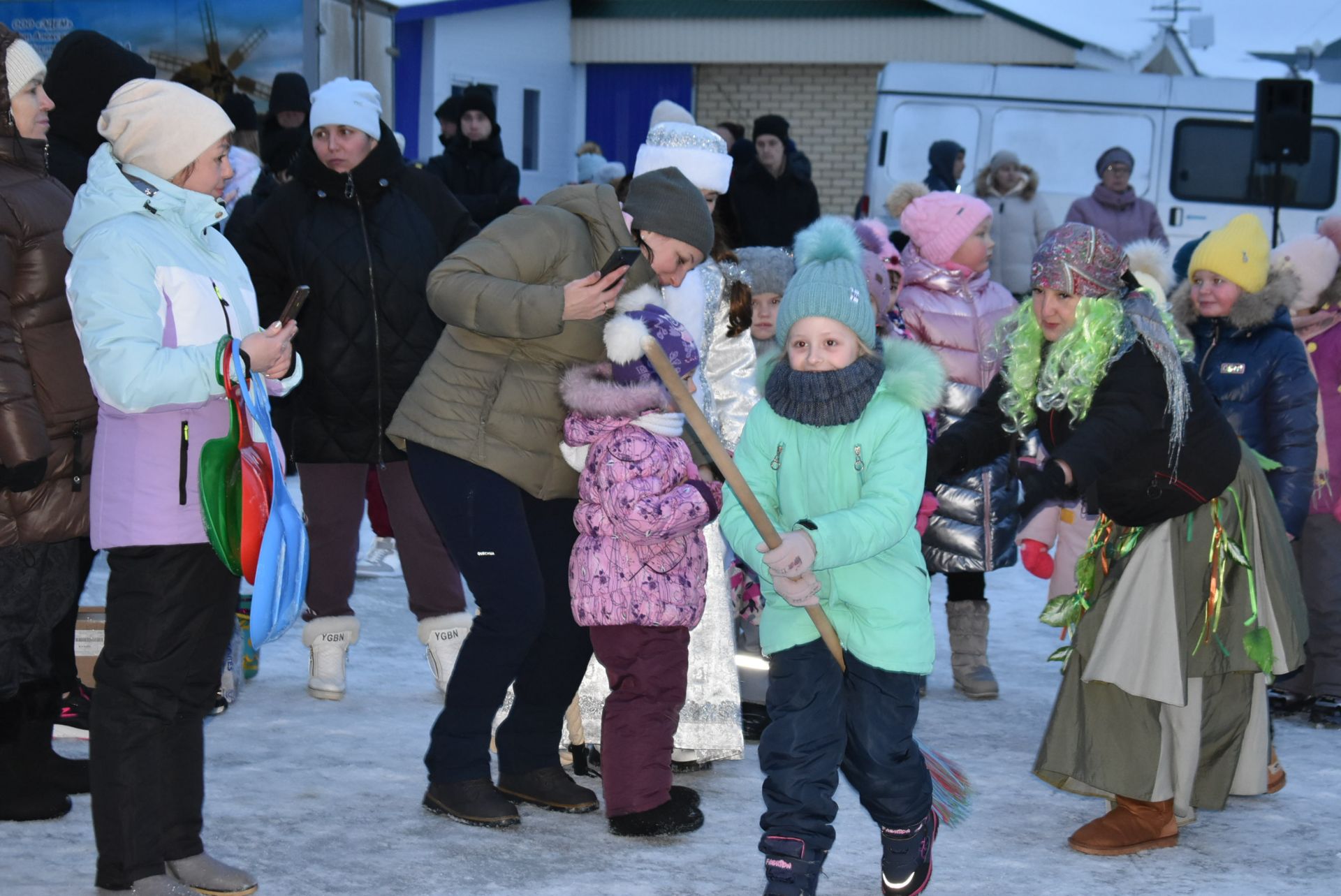 На площадке "Алексеевскдорстроя" Спасского района было не по-зимнему жарко