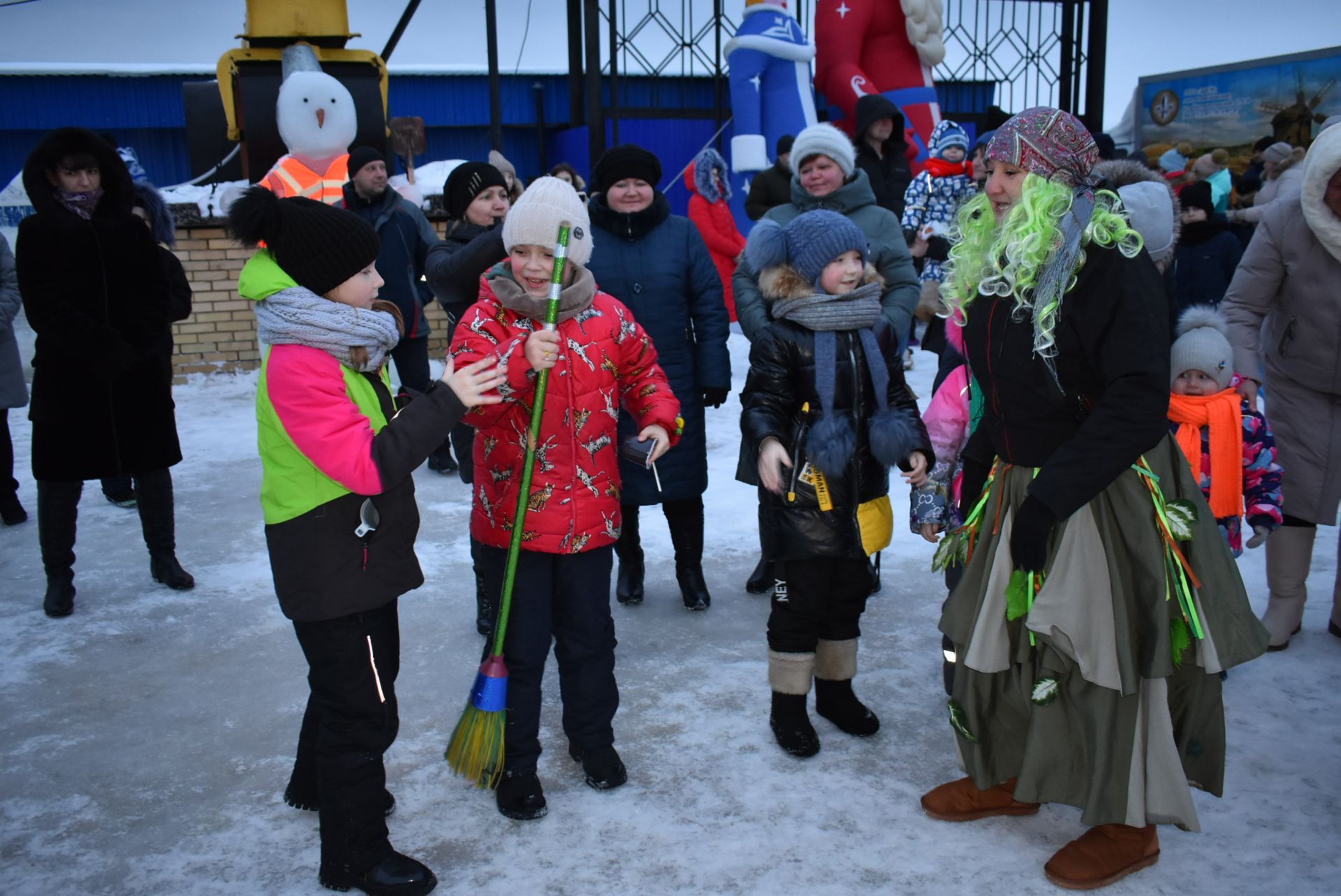 На площадке "Алексеевскдорстроя" Спасского района было не по-зимнему жарко