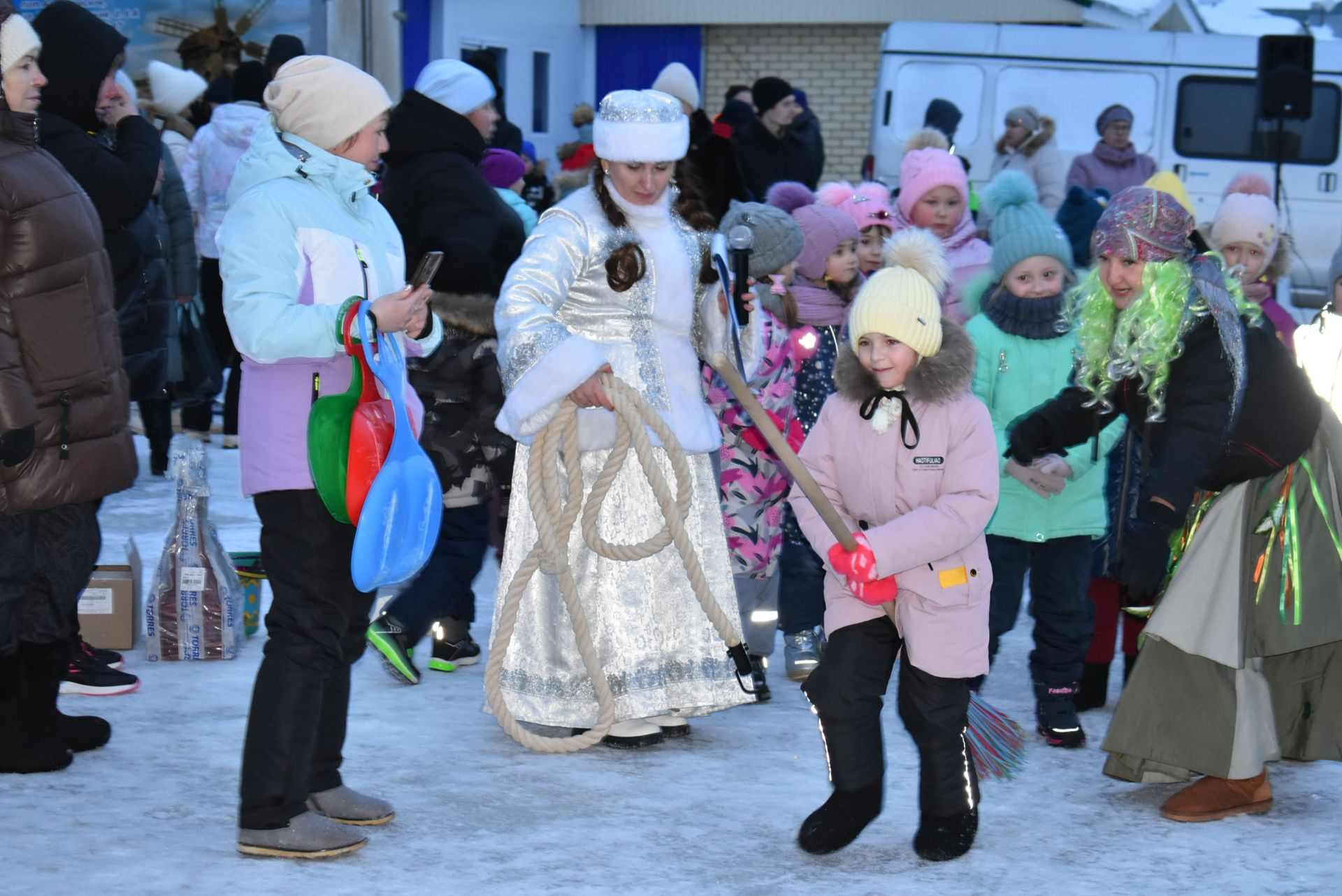 На площадке "Алексеевскдорстроя" Спасского района было не по-зимнему жарко