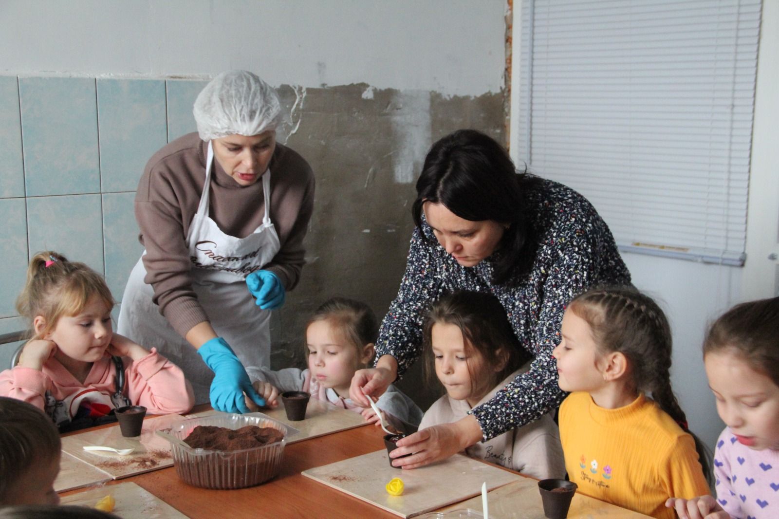 Для дошколят из детского сада «Родничок» провели кондитерский мастер-класс