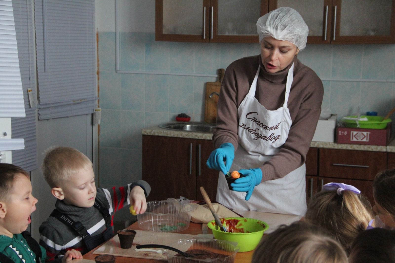 Для дошколят из детского сада «Родничок» провели кондитерский мастер-класс