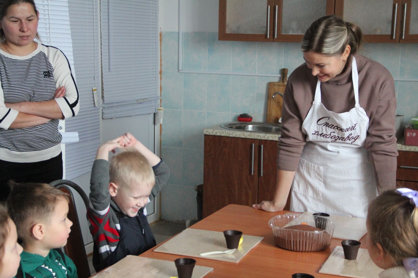 Для дошколят из детского сада «Родничок» провели кондитерский мастер-класс