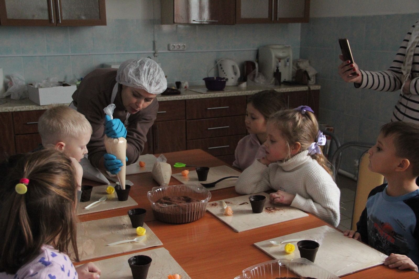 Для дошколят из детского сада «Родничок» провели кондитерский мастер-класс