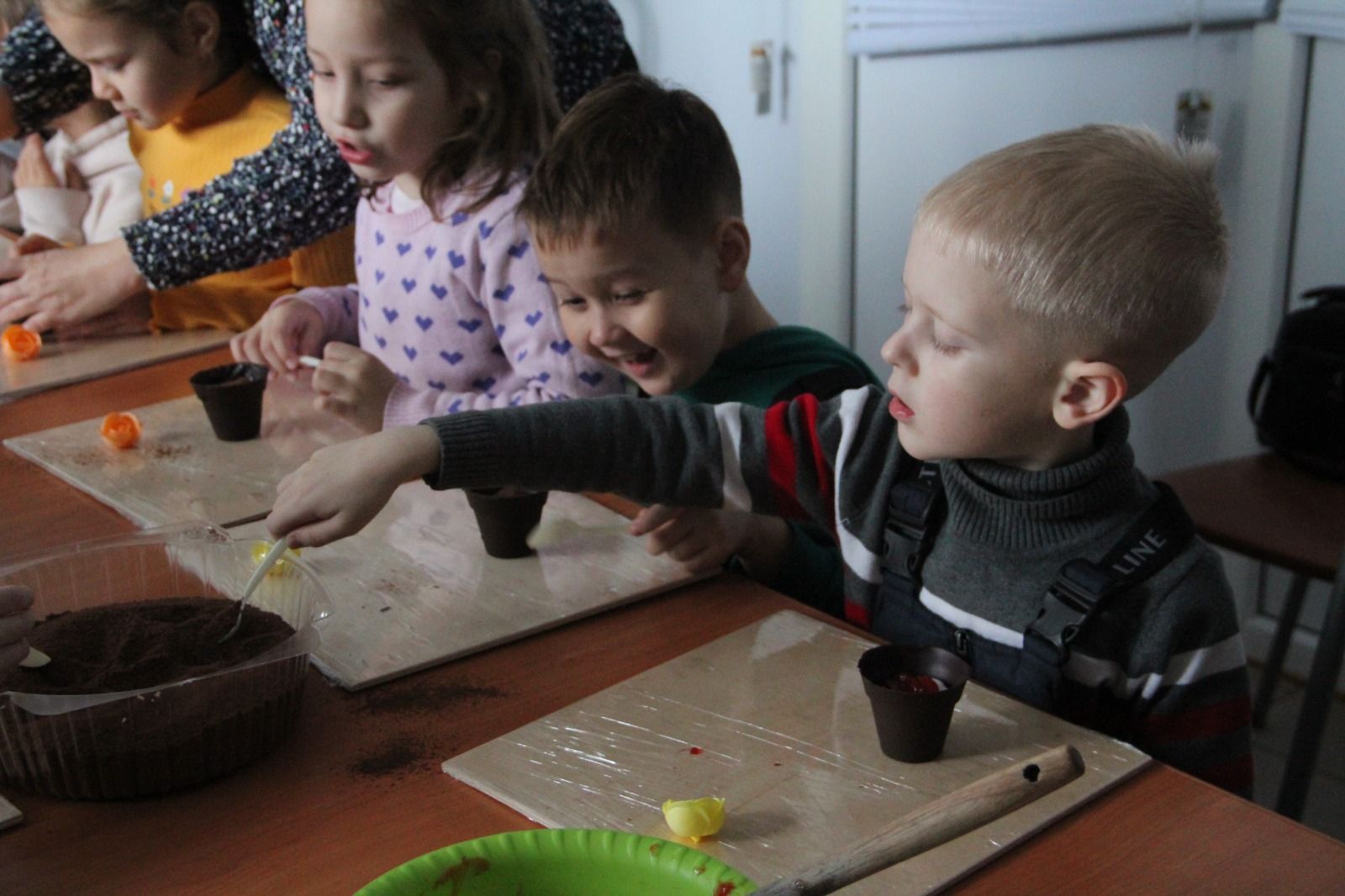 Для дошколят из детского сада «Родничок» провели кондитерский мастер-класс