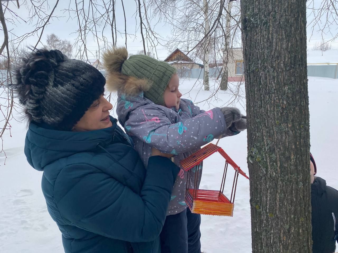 Воспитанники детского сада "Колосок" установили кормушки для птиц
