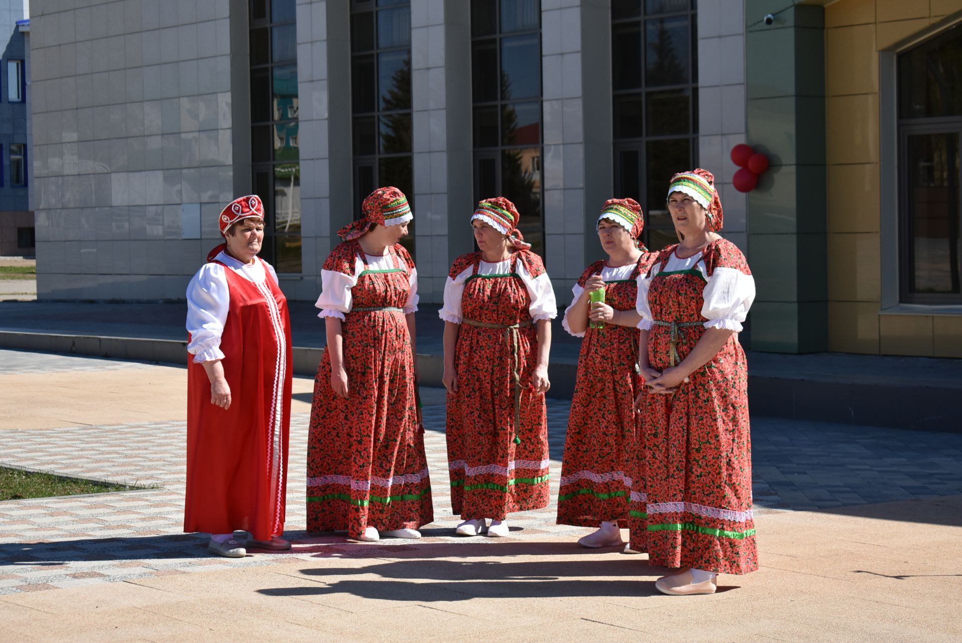 Сегодня красная горка. С красной горкой современные. Красные горки. Болгары. Одинцово фото центральной площади народные гулянья.