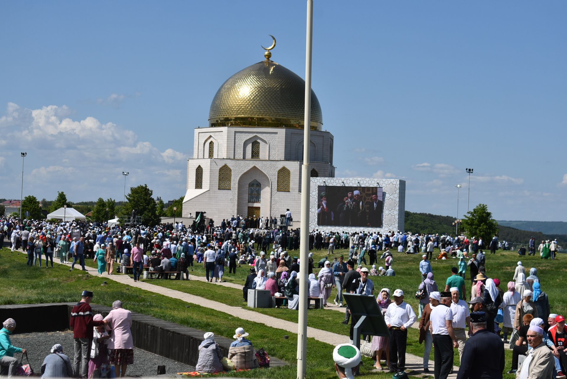 Полуденный намаз на Изге Болгар Жыены