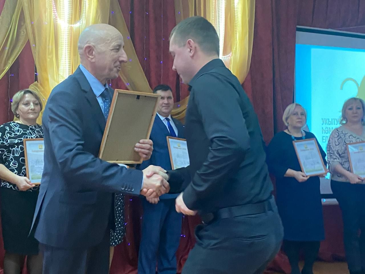 В Болгарской второй школе состоялась церемония награждения педагогов и воспитателей