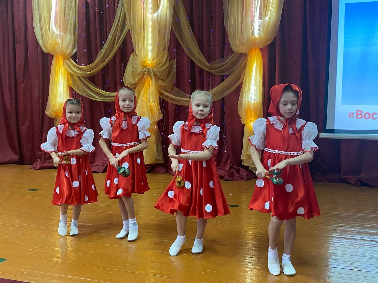 В Болгарской второй школе состоялась церемония награждения педагогов и воспитателей