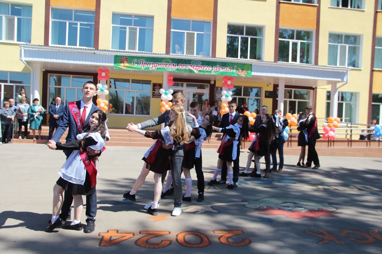 В первой городской школе прозвенел последний звонок