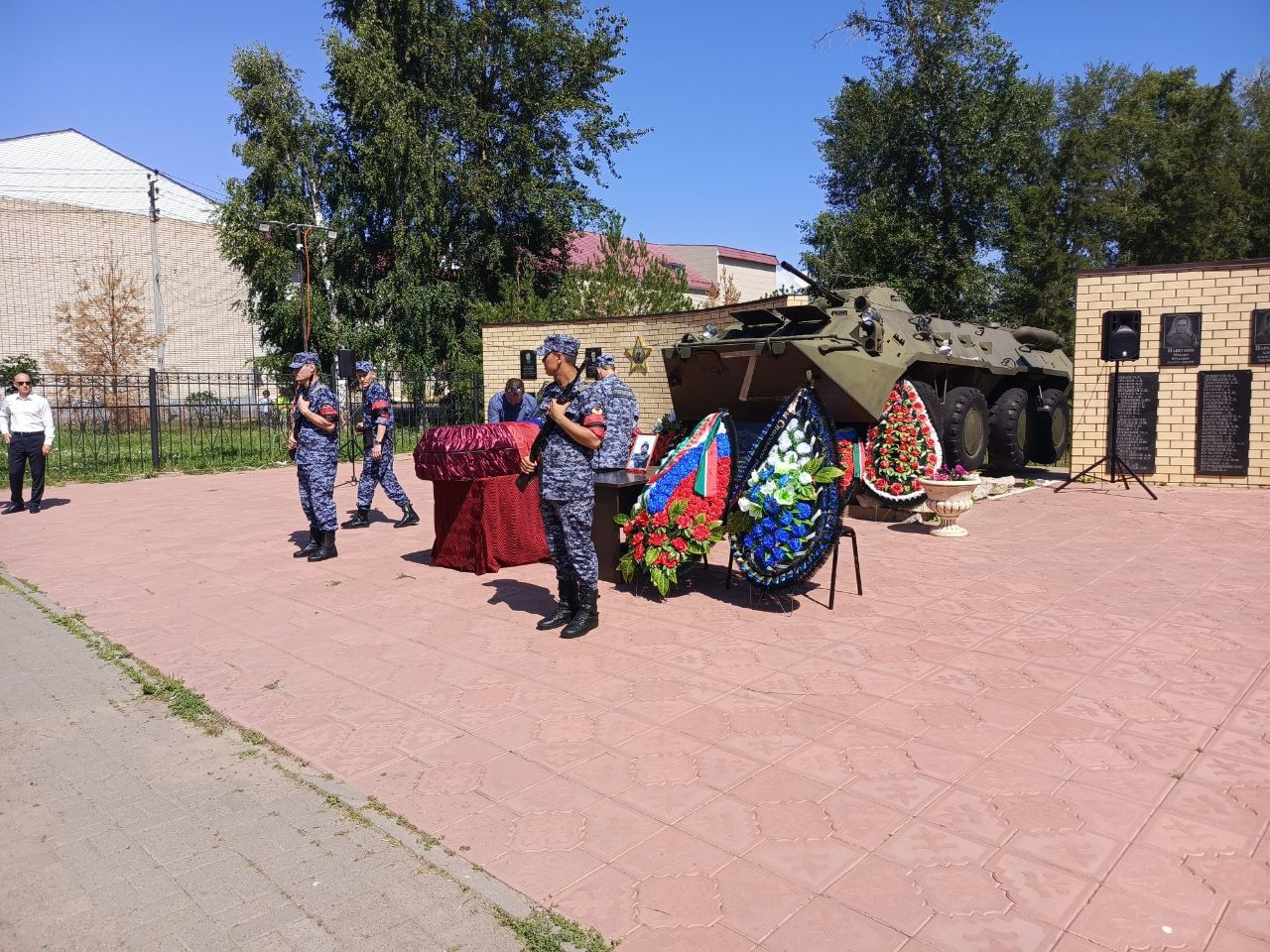 В Болгаре прошло прощание с погибшим бойцом Снаренковым Олегом Анатольевичем