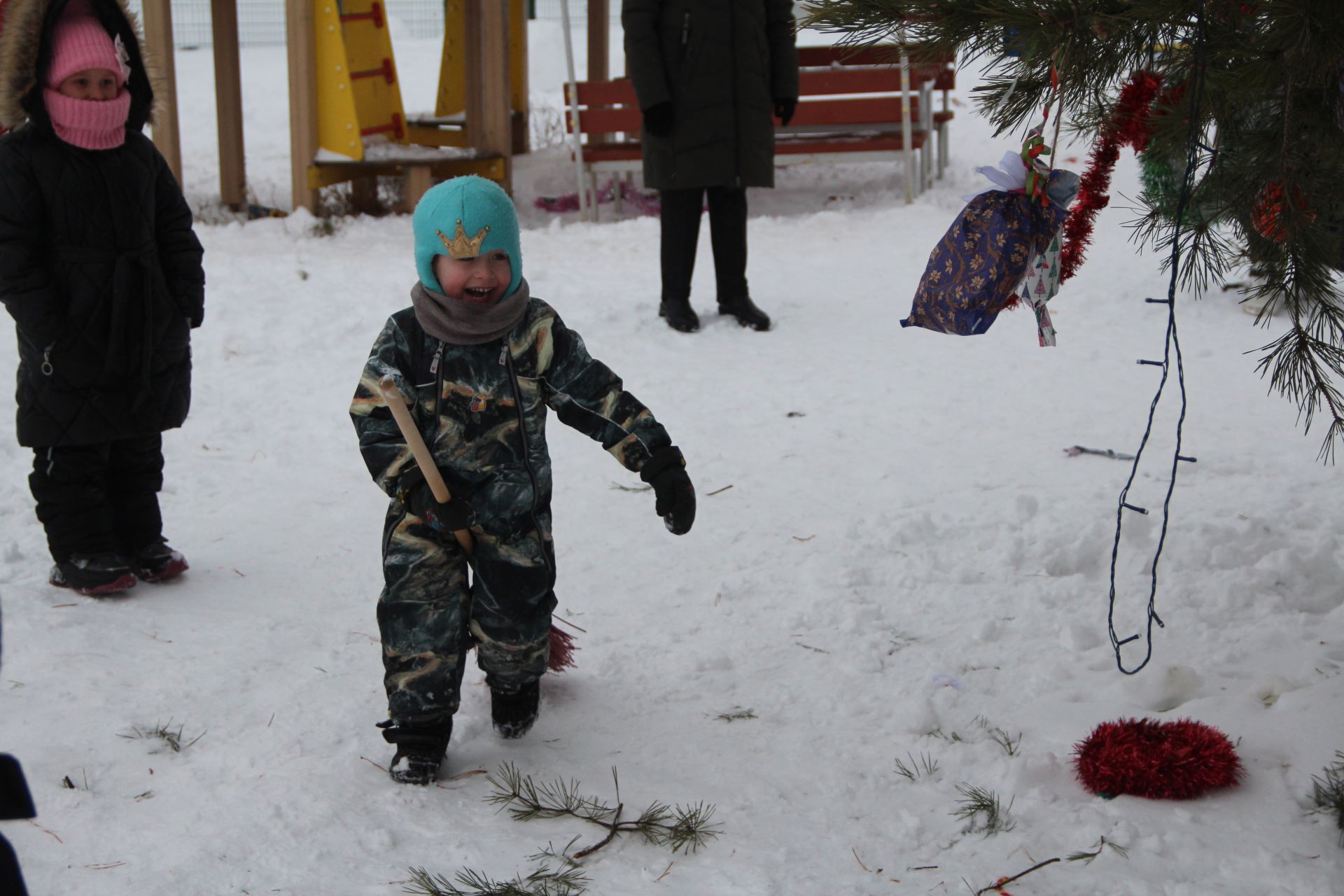 Новогодний праздник около детского сада "Антошка"