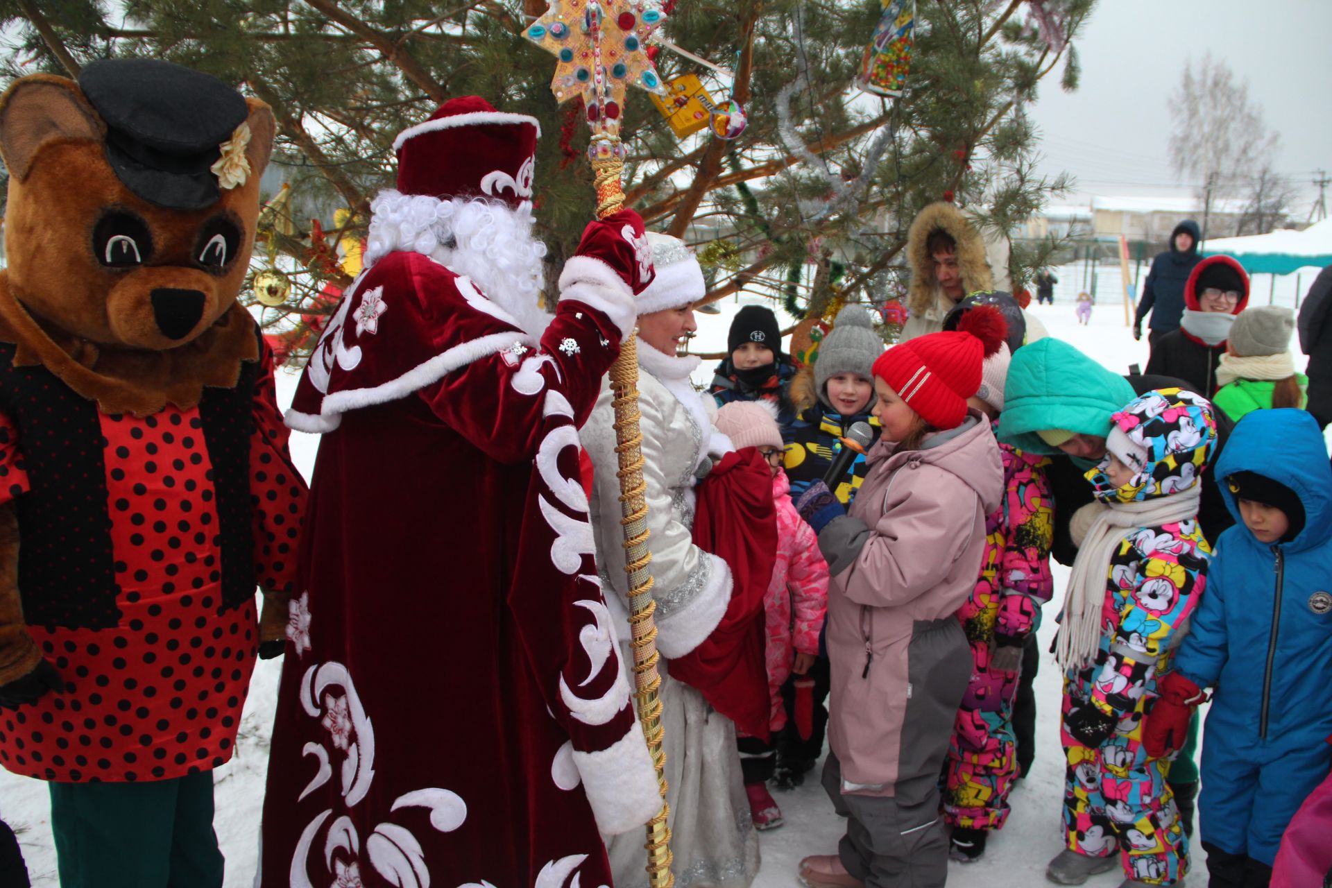 Новогодний праздник около детского сада "Антошка"