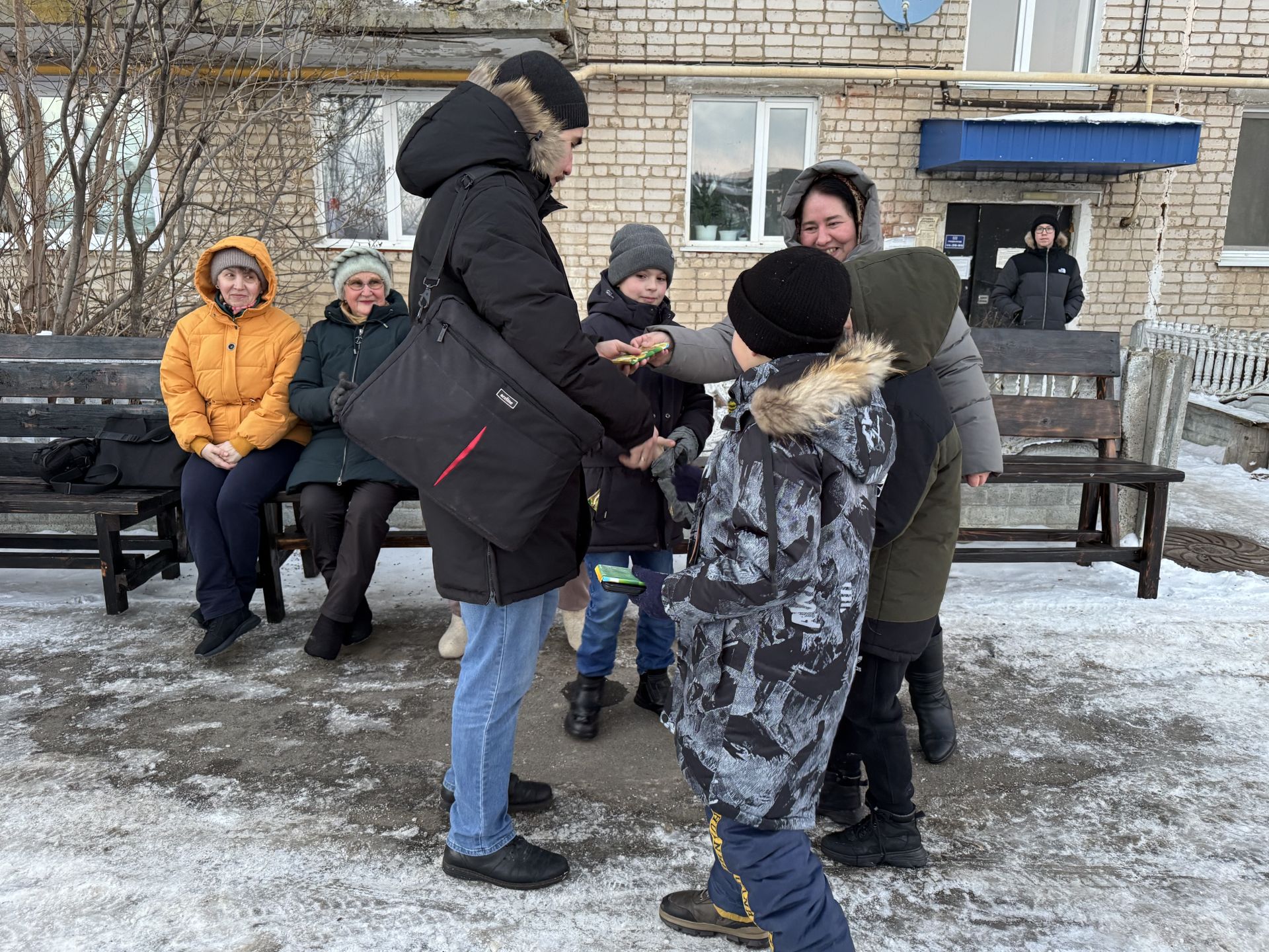 В Болгаре ребята из столярного кружка отреставрировали скамейки для горожан