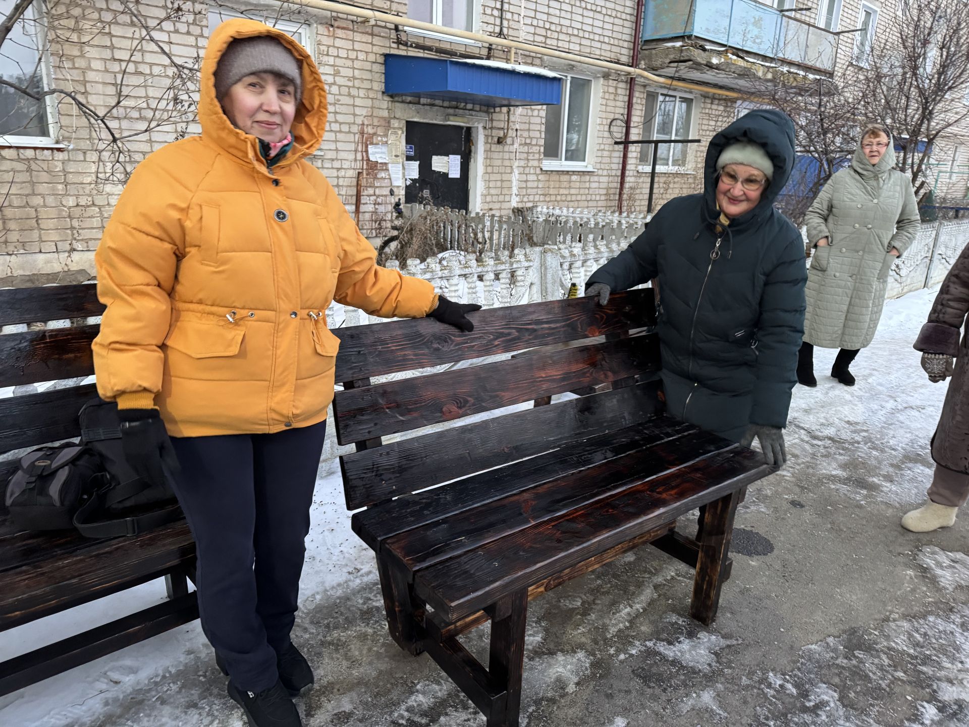 В Болгаре ребята из столярного кружка отреставрировали скамейки для горожан