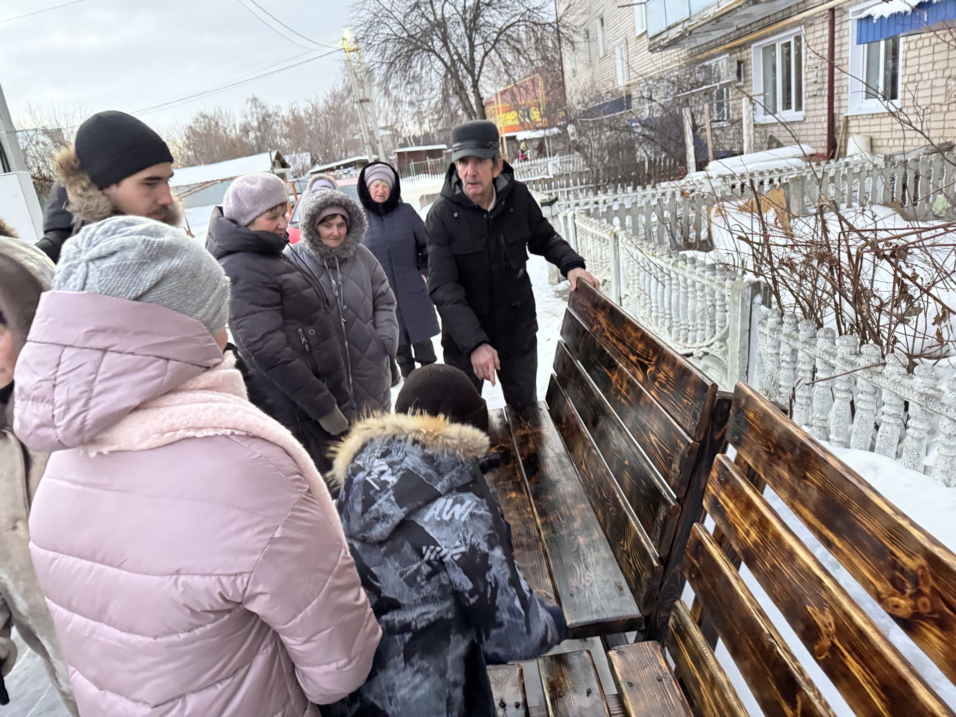 В Болгаре ребята из столярного кружка отреставрировали скамейки для горожан