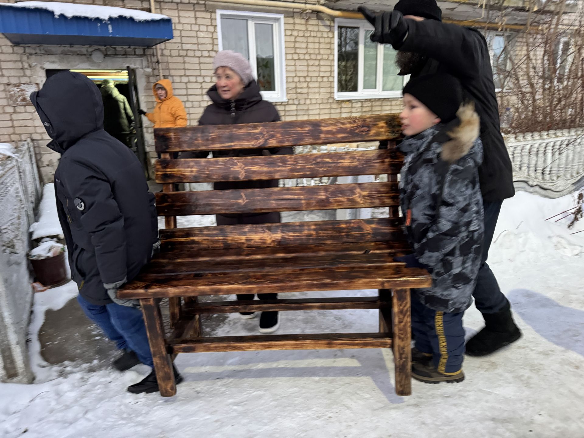 В Болгаре ребята из столярного кружка отреставрировали скамейки для горожан