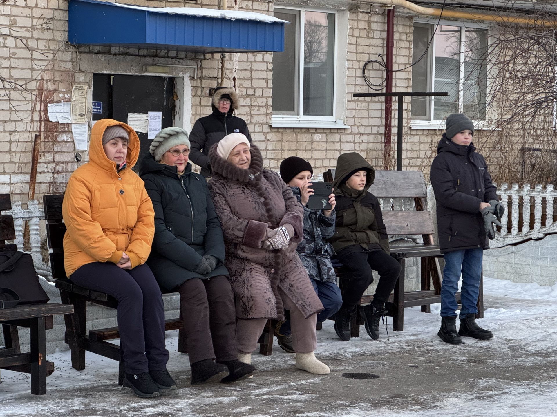 В Болгаре ребята из столярного кружка отреставрировали скамейки для горожан