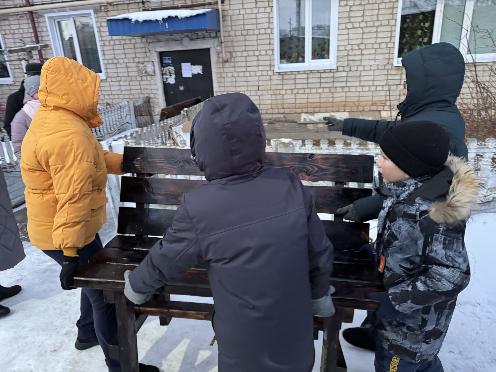 В Болгаре ребята из столярного кружка отреставрировали скамейки для горожан