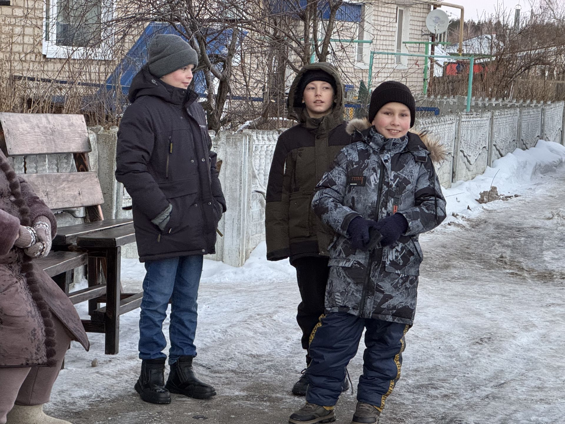 В Болгаре ребята из столярного кружка отреставрировали скамейки для горожан