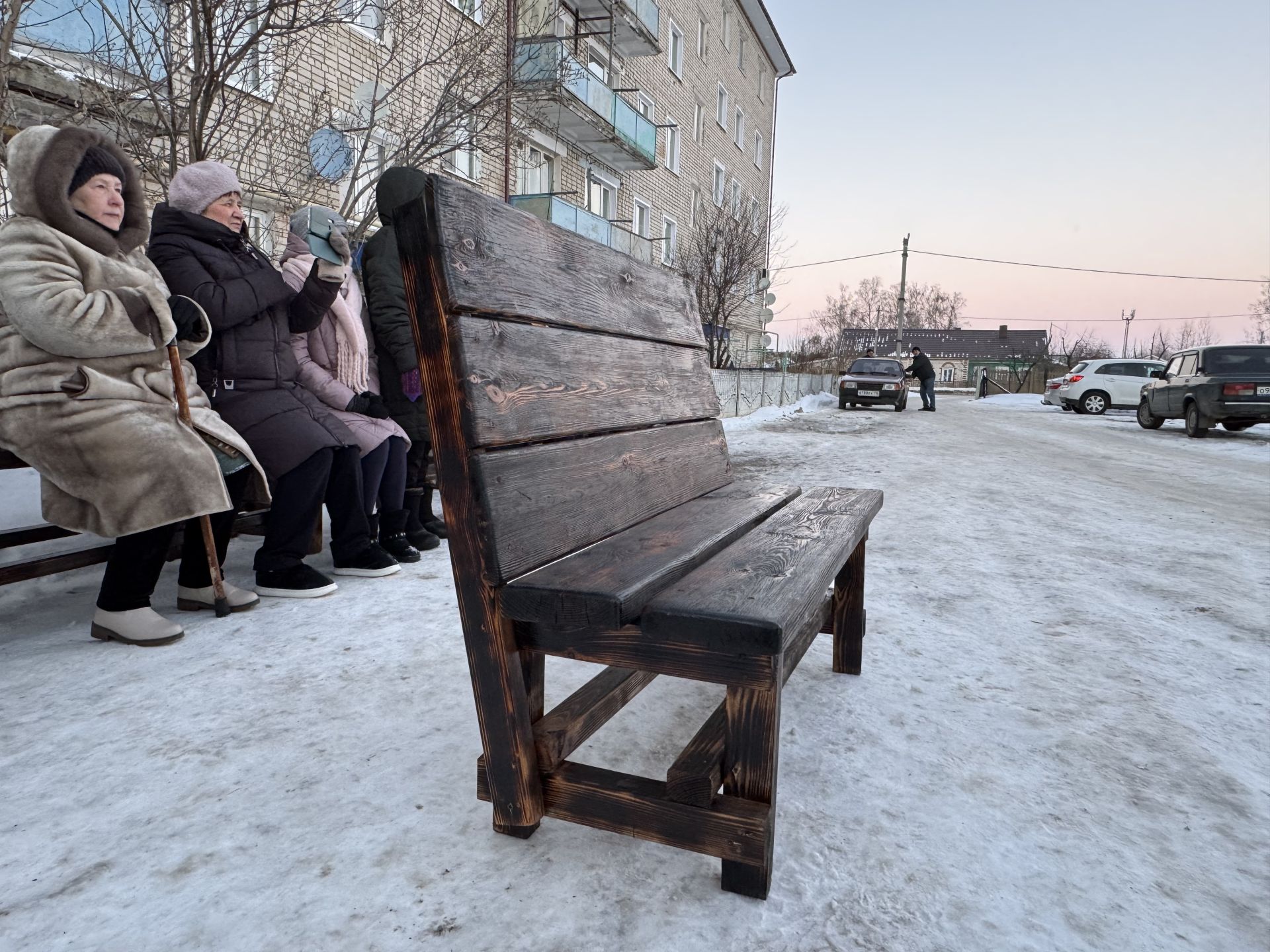 В Болгаре ребята из столярного кружка отреставрировали скамейки для горожан