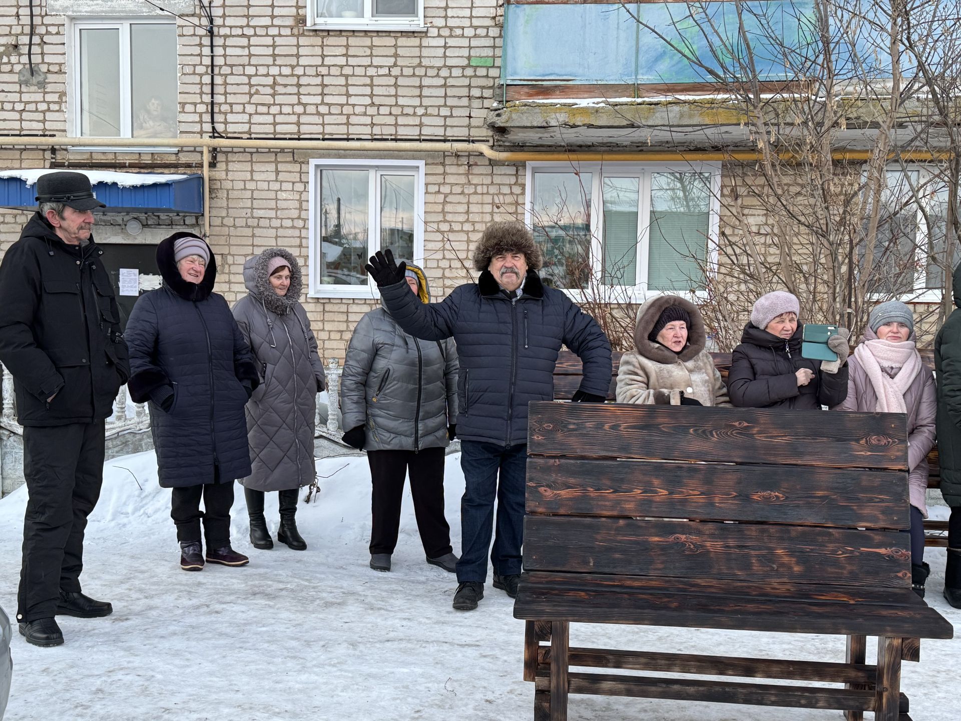 В Болгаре ребята из столярного кружка отреставрировали скамейки для горожан