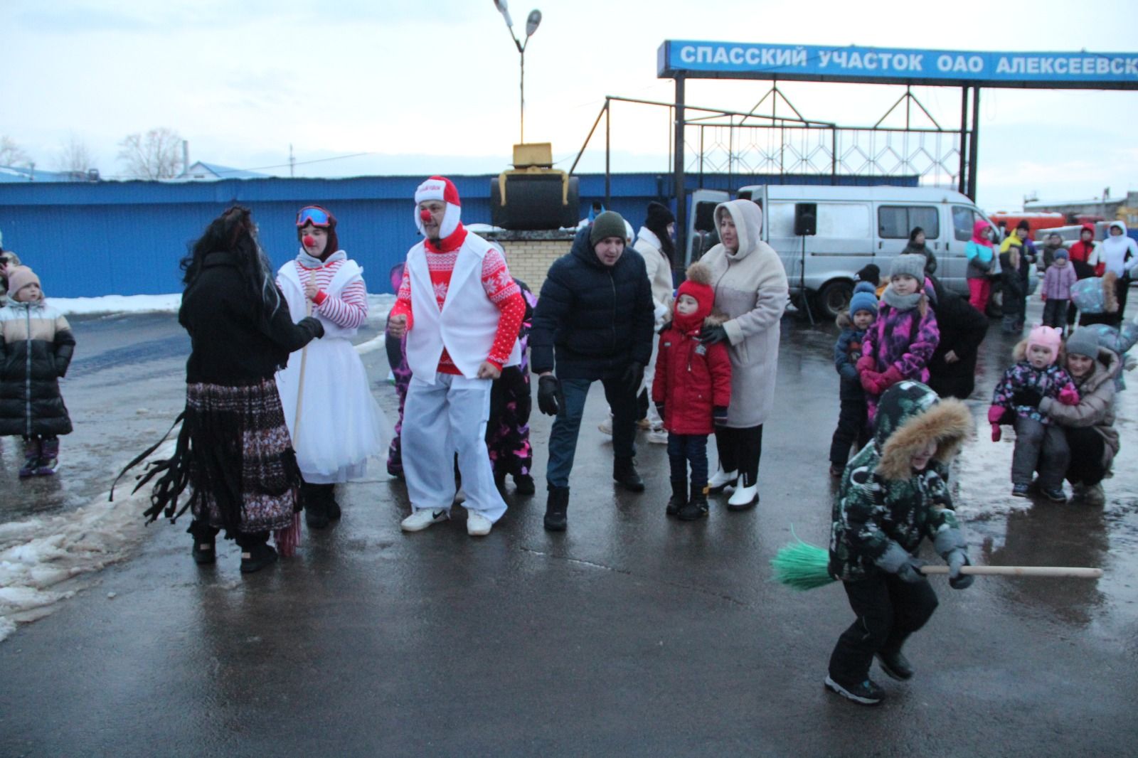 Новогодний праздник прошёл в Спасском участке ОАО «Алексеевскдорстрой»