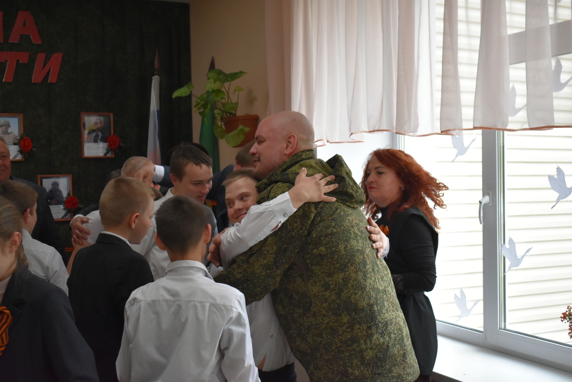 В Болгарской школе для детей с ОВЗ появилась «Стена памяти», посвящённая погибшим участникам СВО