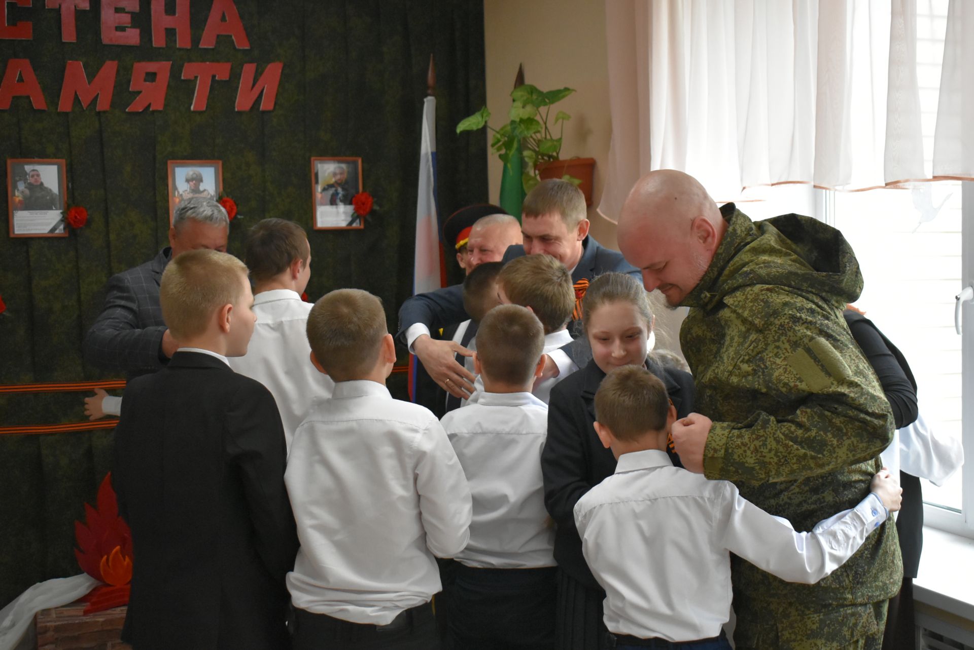 В Болгарской школе для детей с ОВЗ появилась «Стена памяти», посвящённая погибшим участникам СВО