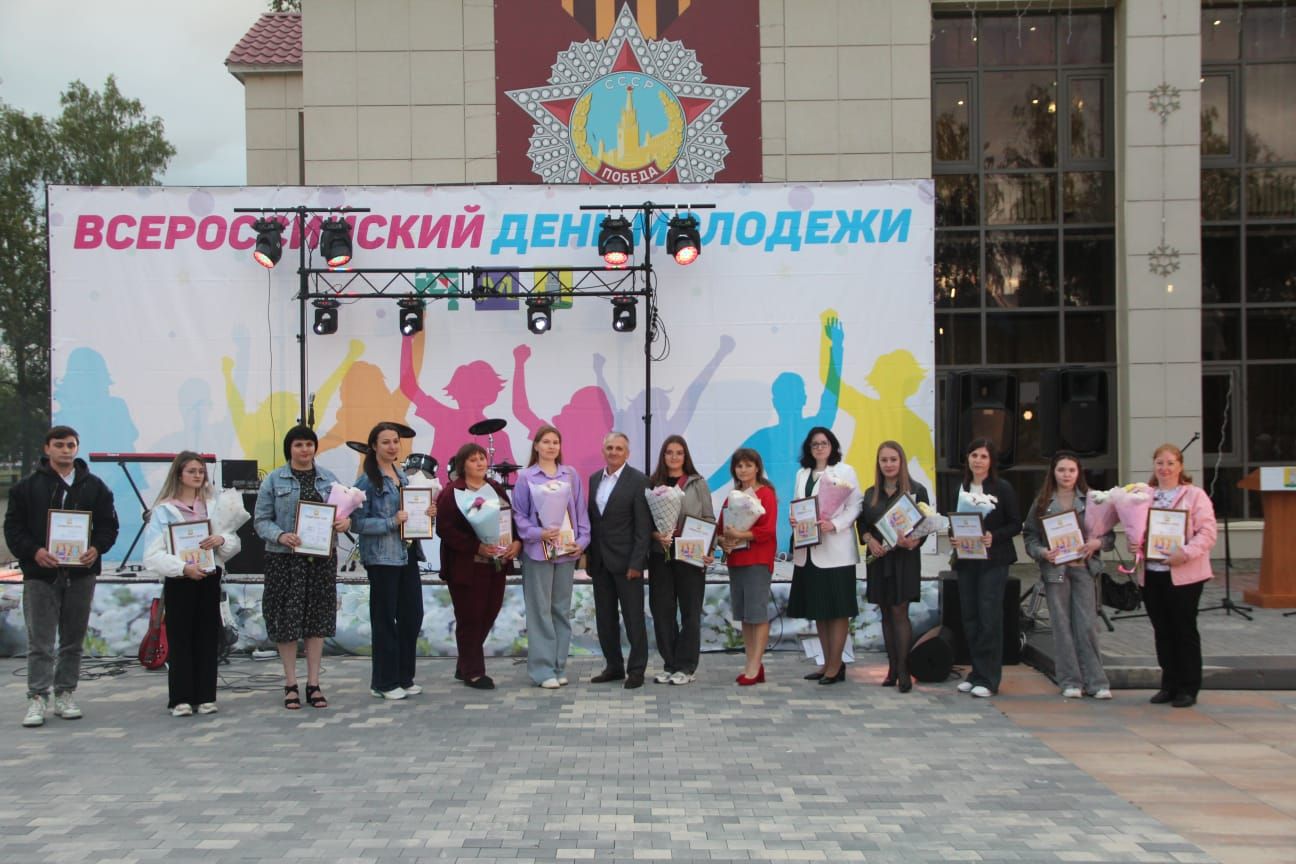 На Дне молодёжи состоялось торжественное награждение молодых специалистов Спасского района