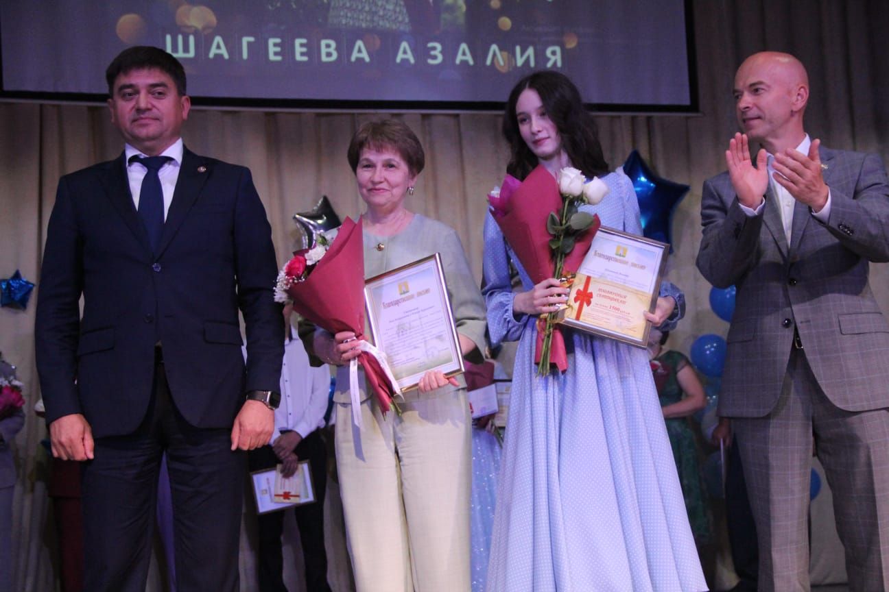 В Болгаре прошла торжественная церемония вручения аттестатов школьникам