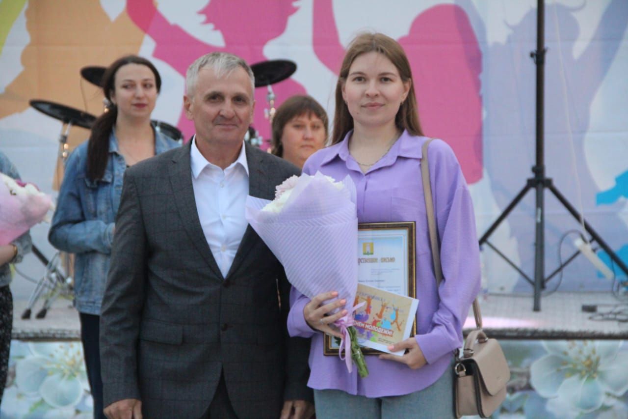 На Дне молодёжи состоялось торжественное награждение молодых специалистов Спасского района