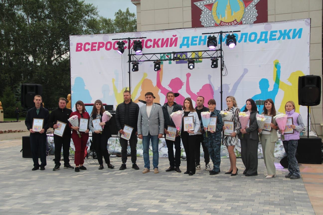 На Дне молодёжи состоялось торжественное награждение молодых специалистов Спасского района