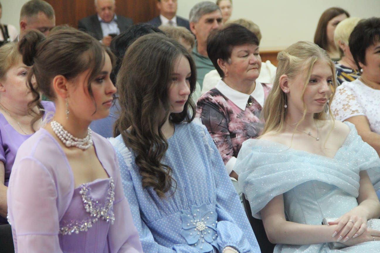 Роман Исланов встретился с выпускниками- высокобалльниками