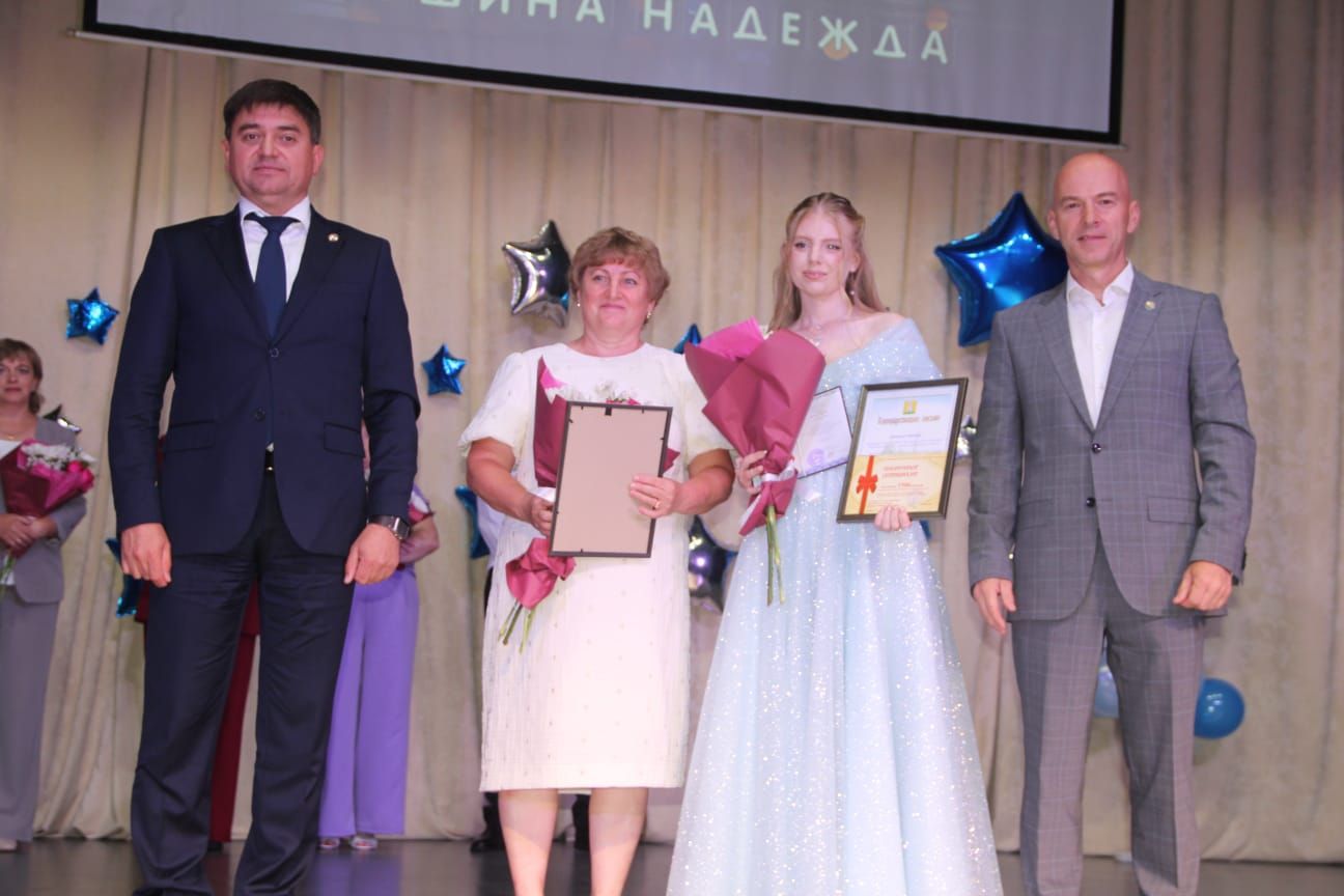 В Болгаре прошла торжественная церемония вручения аттестатов школьникам